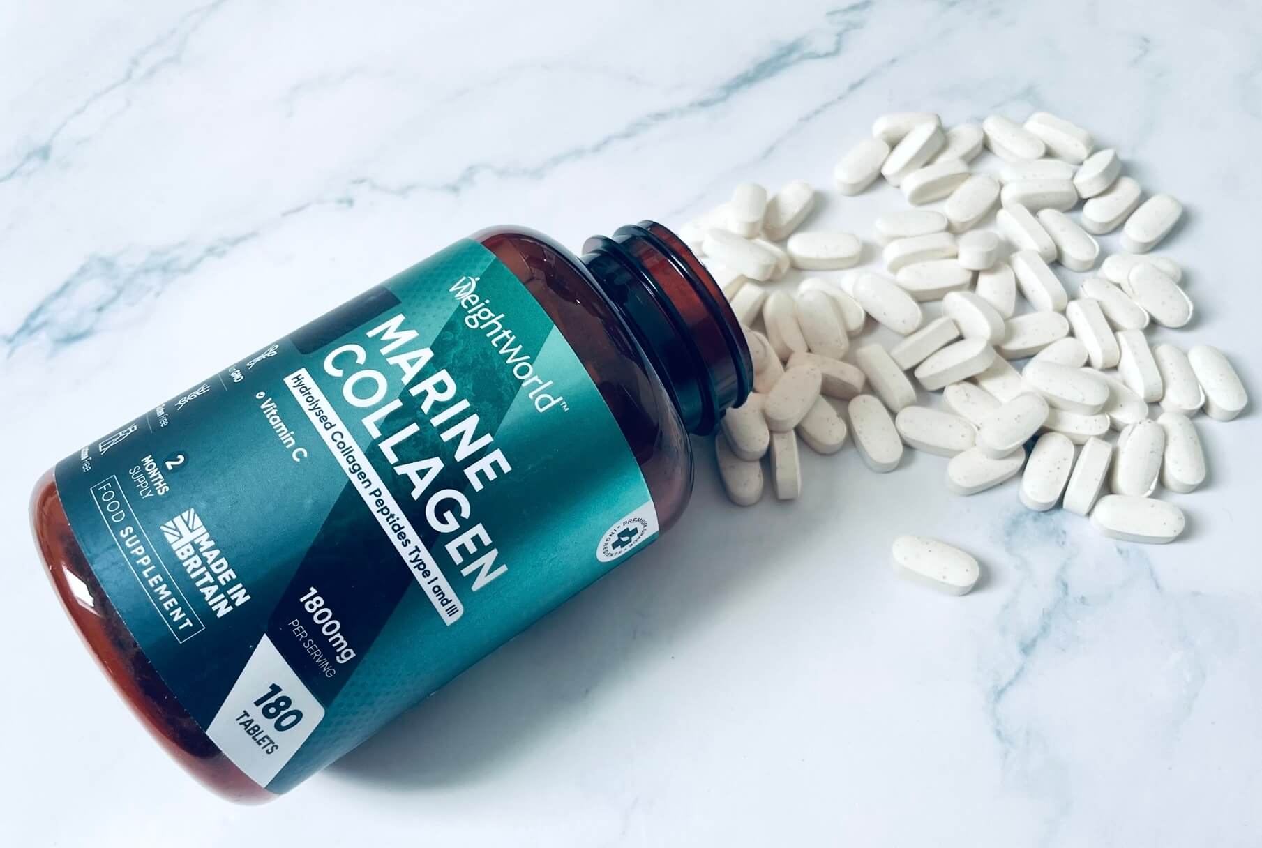 Tabletter på bord med Weightworld marine Kollagen med C-vitamin