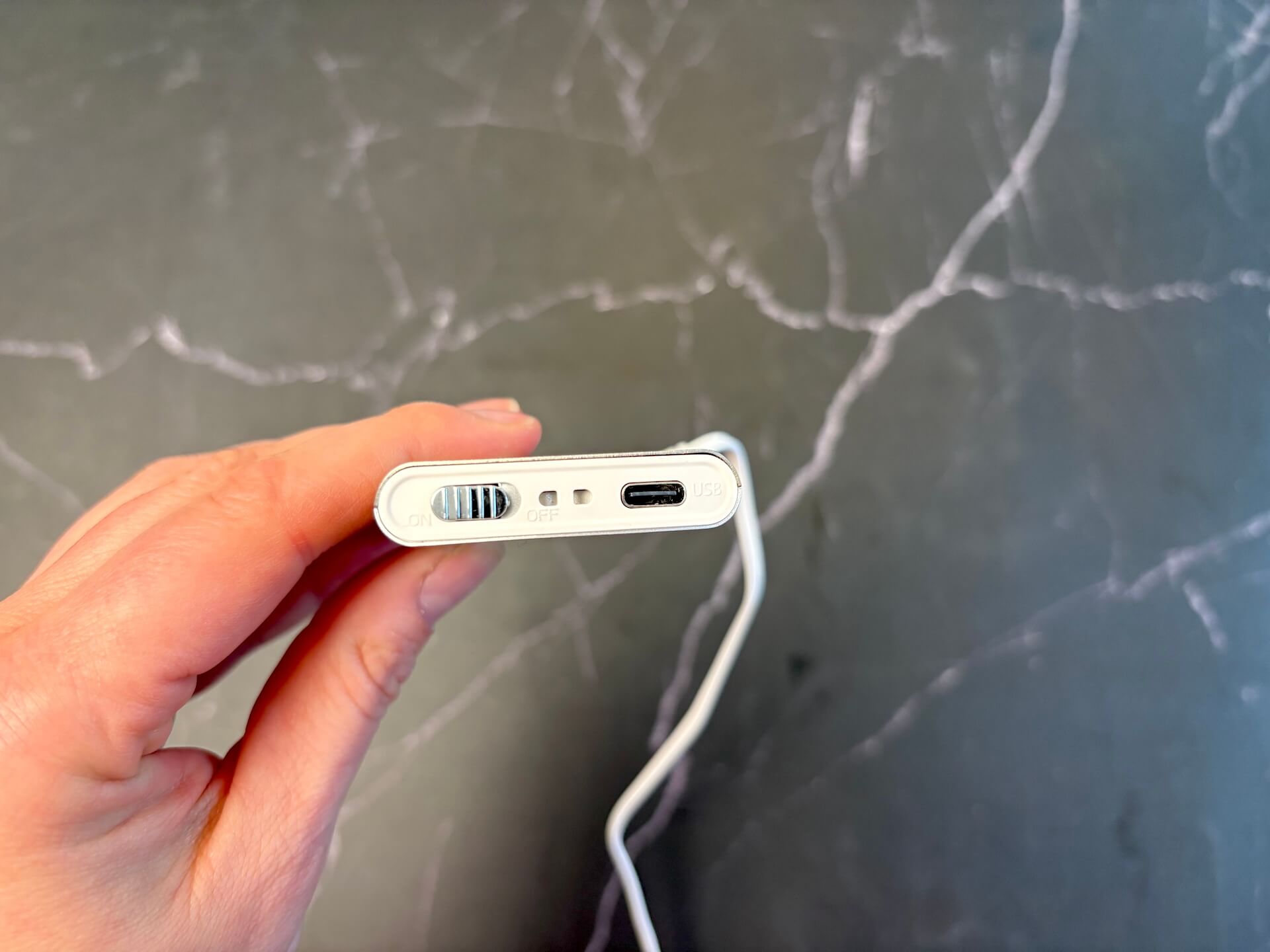 Tænd/sluk knap og oplader udtag på SweHealth SweTens Pocket