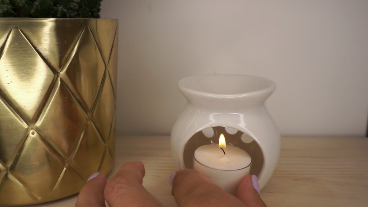 Tændt aroma diffuser lys