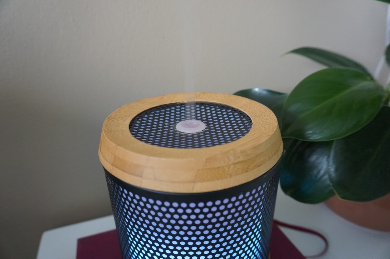 Tændt aroma diffuser på stuebord