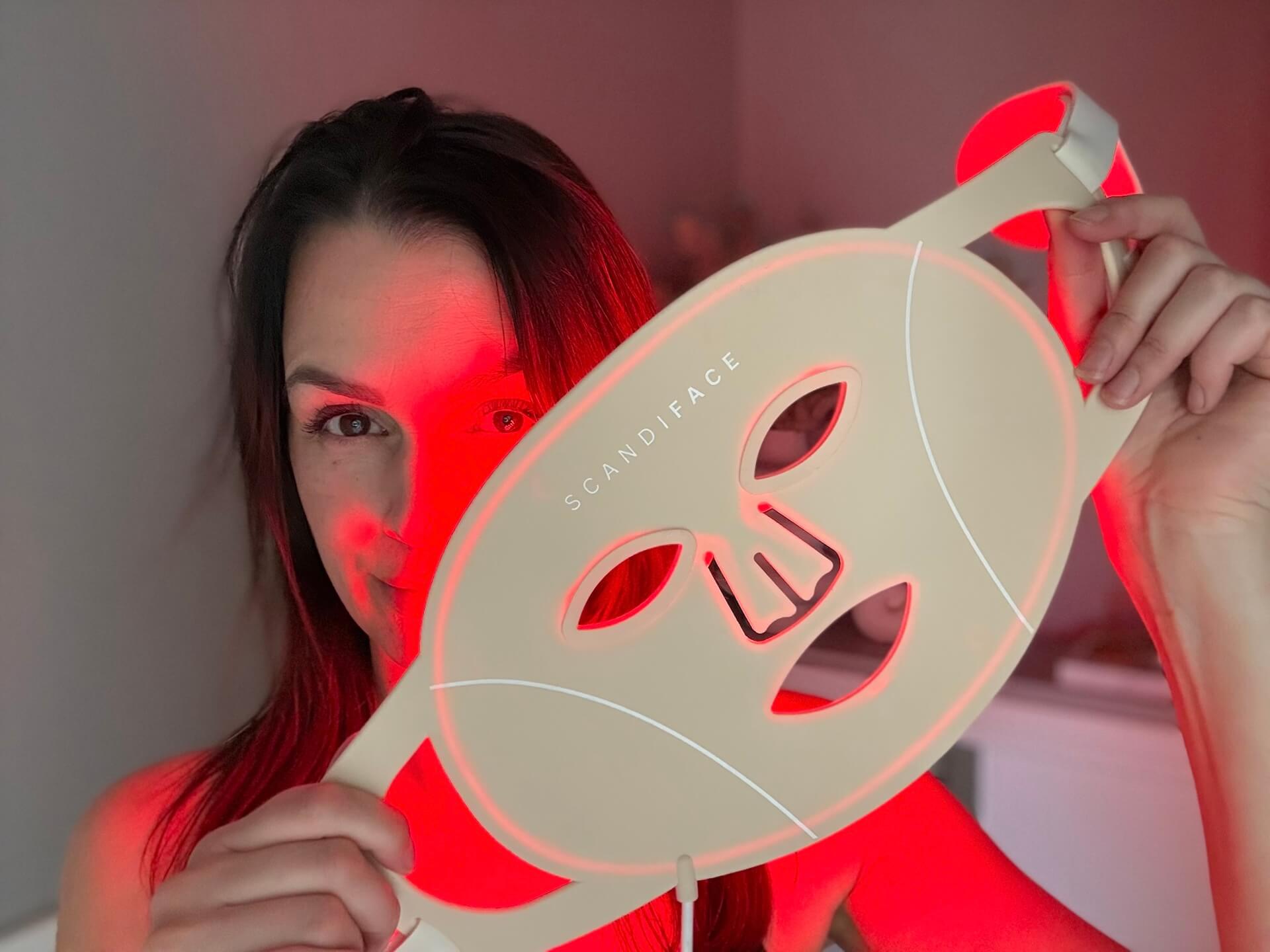 Tændt Scandiface Skinboosting LED mask foran kvinde
