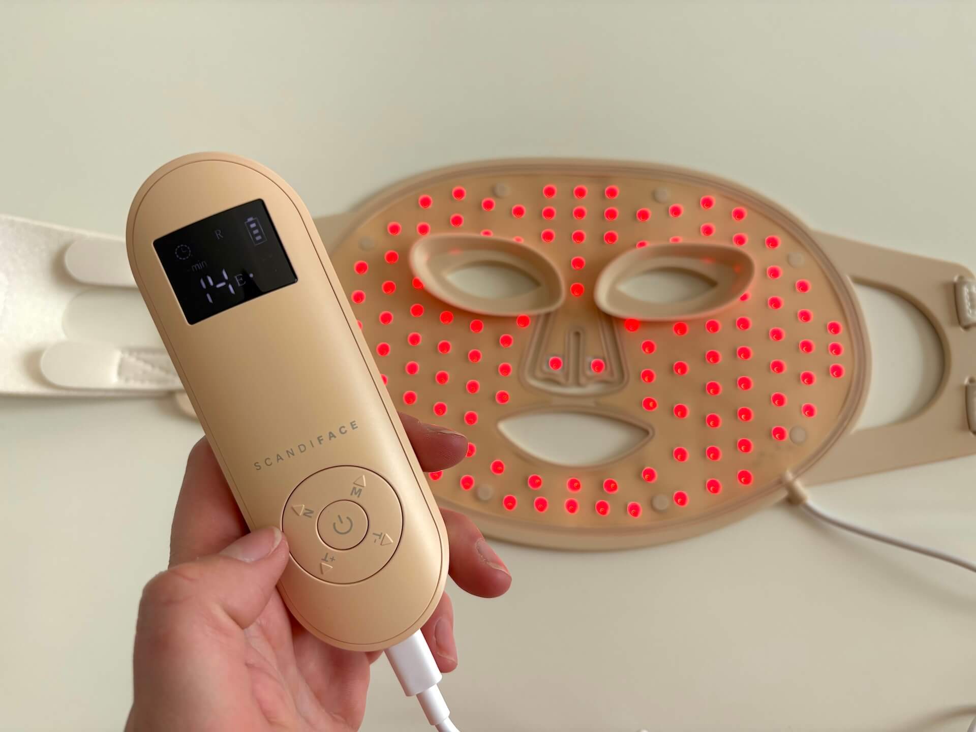 Tændt Scandiface Skinboosting LED mask på bord