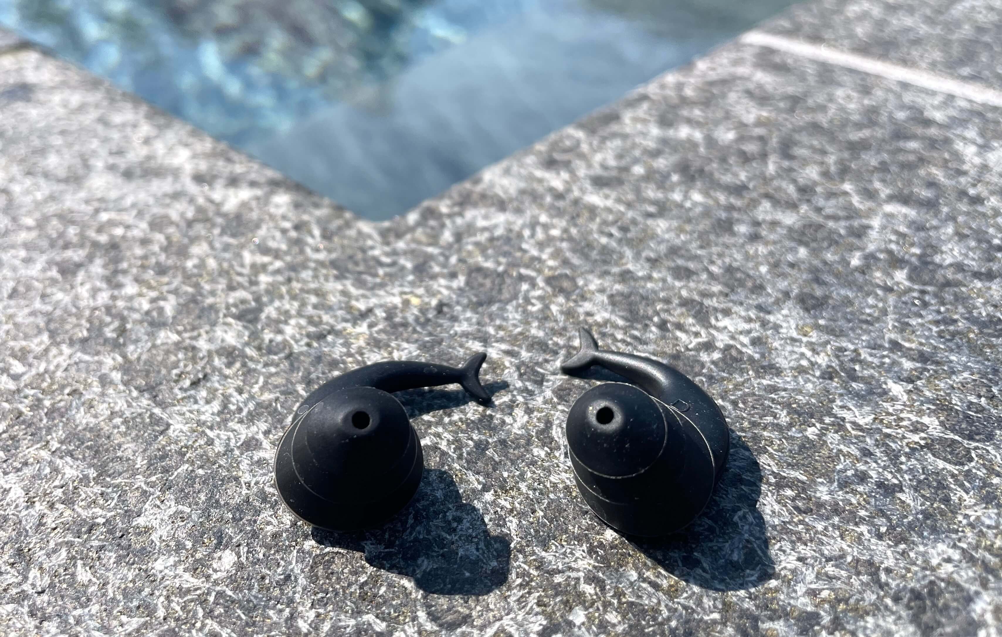Tasman ørepropper til svømning fra Watery på poolkant