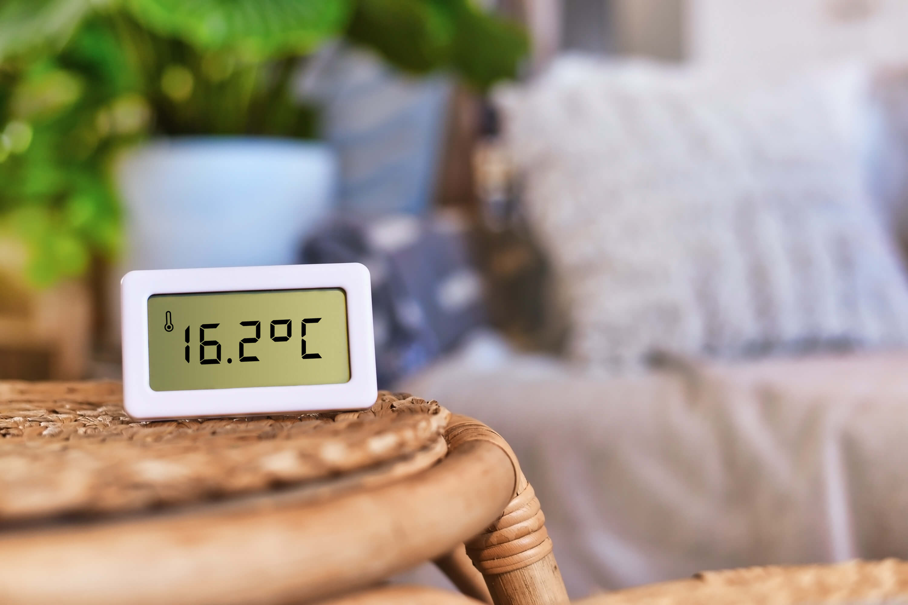 Termometer viser temperatur på 16 grader i soveværelse