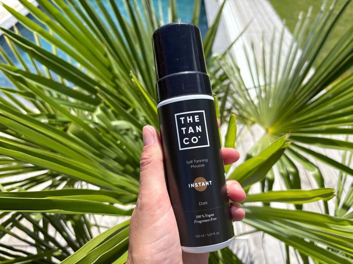 The Tan Co Instant Dark Selvbruner Mousse i hånd