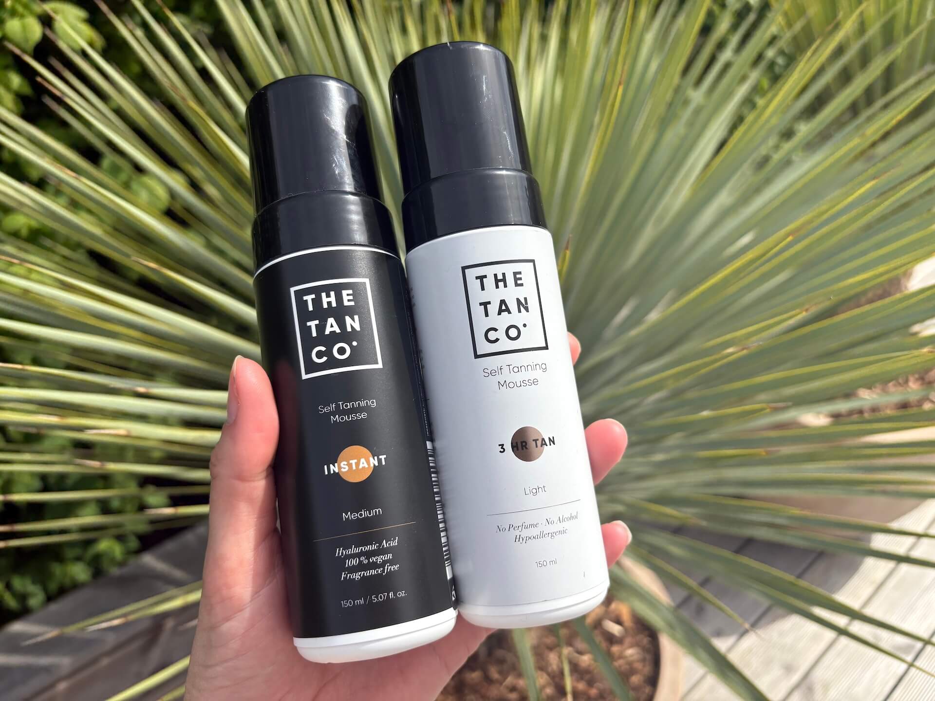The Tan Co. Instant og light selvbruner mousser i hånd over palme