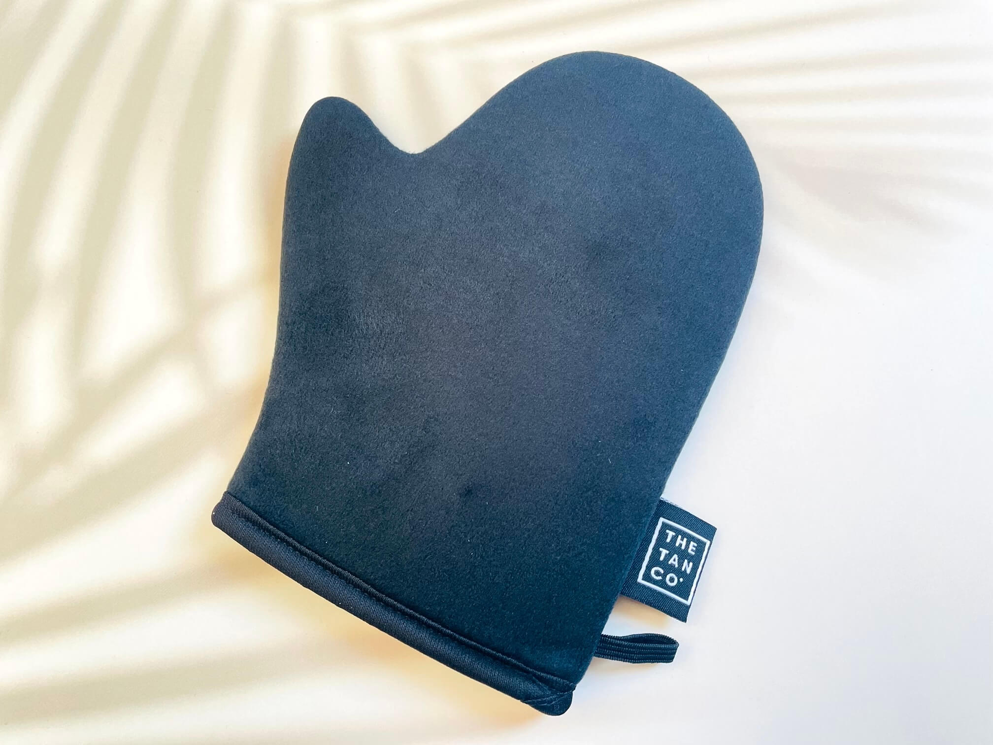 The Tan Co Tanning Handske Deluxe på bord