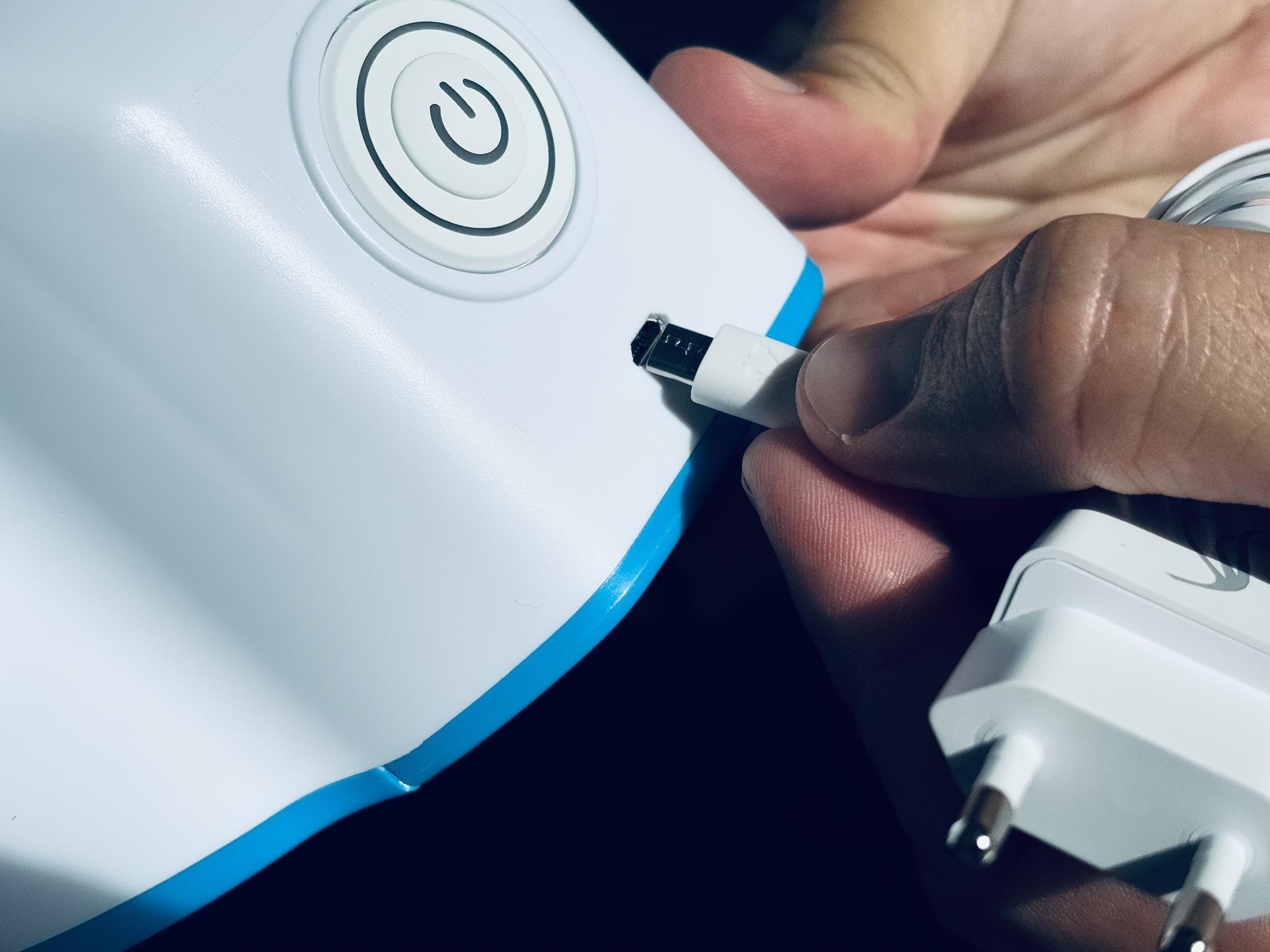 Hjelmen oplades med et USB-C stik