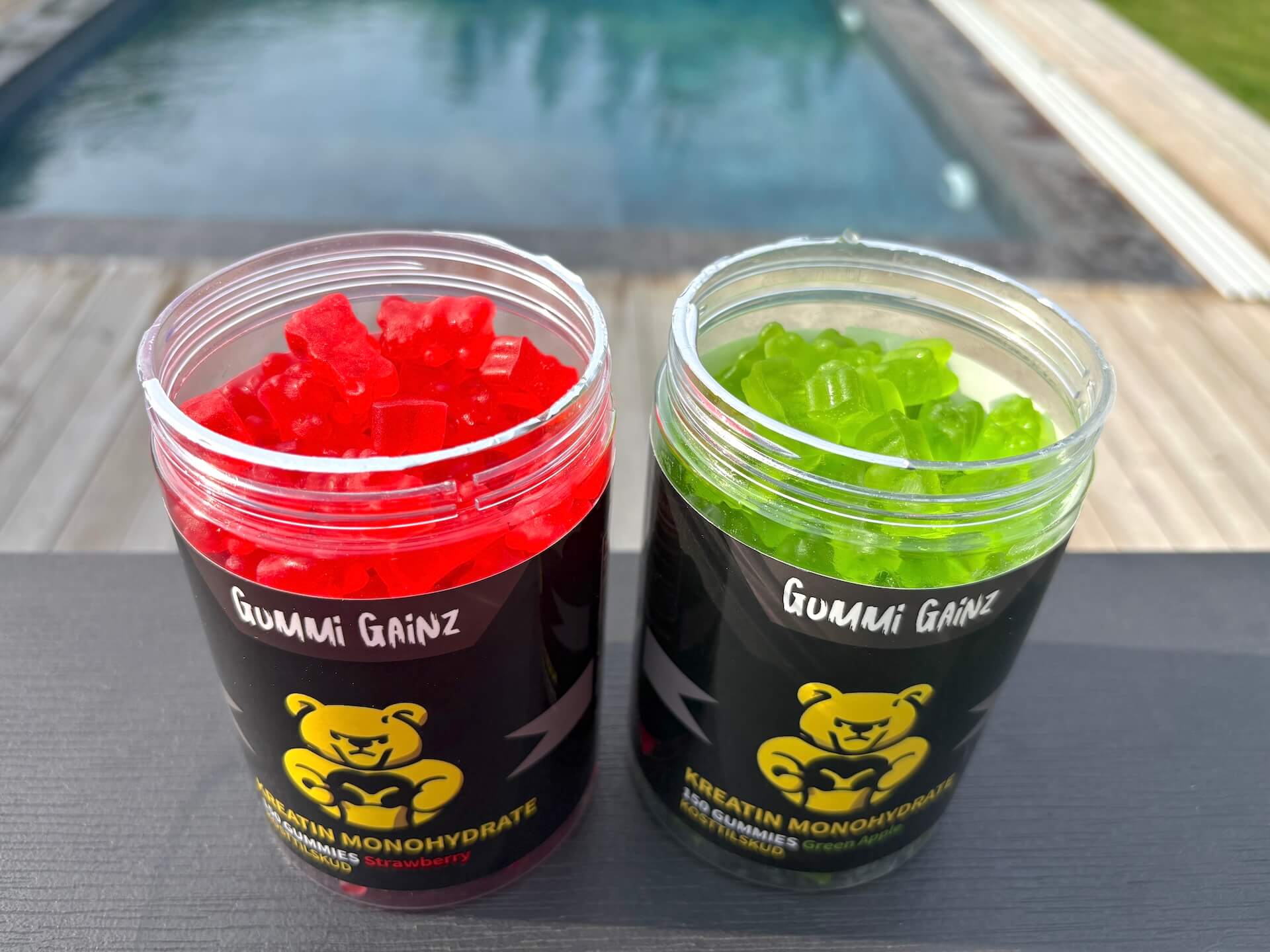 To åbne Gummi Gainz Creatine Gummies med green apple og strawberry