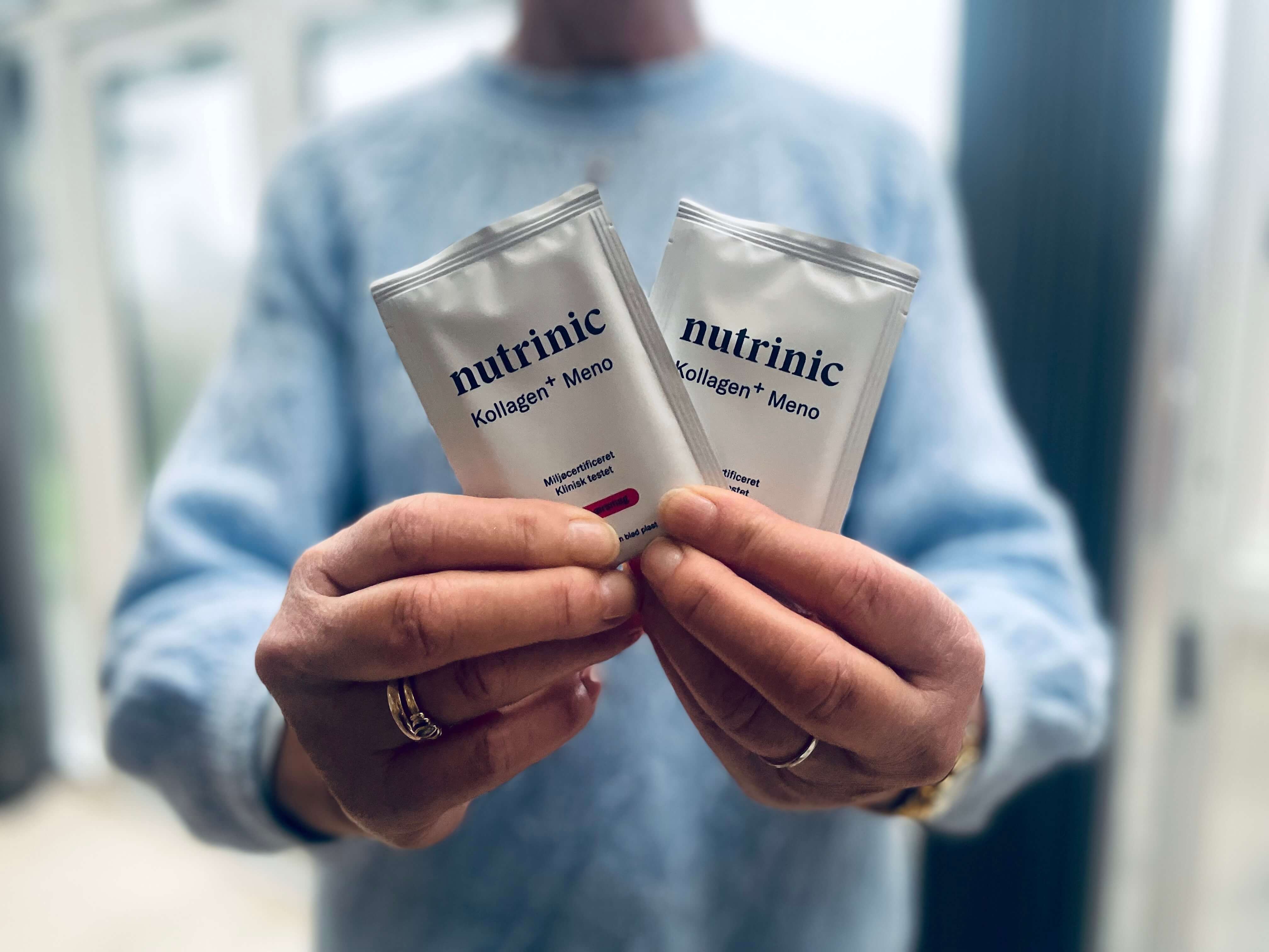 To breve med Nutrinic Kollagen+ Meno i hænderne på kvinde i overgangsalderen