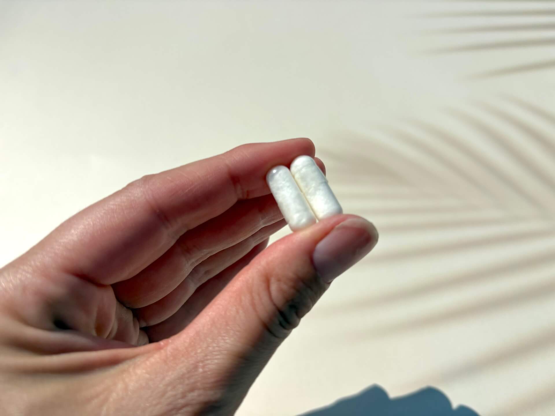 To Healthwell Inositol 1000 kapsler mellem fingre