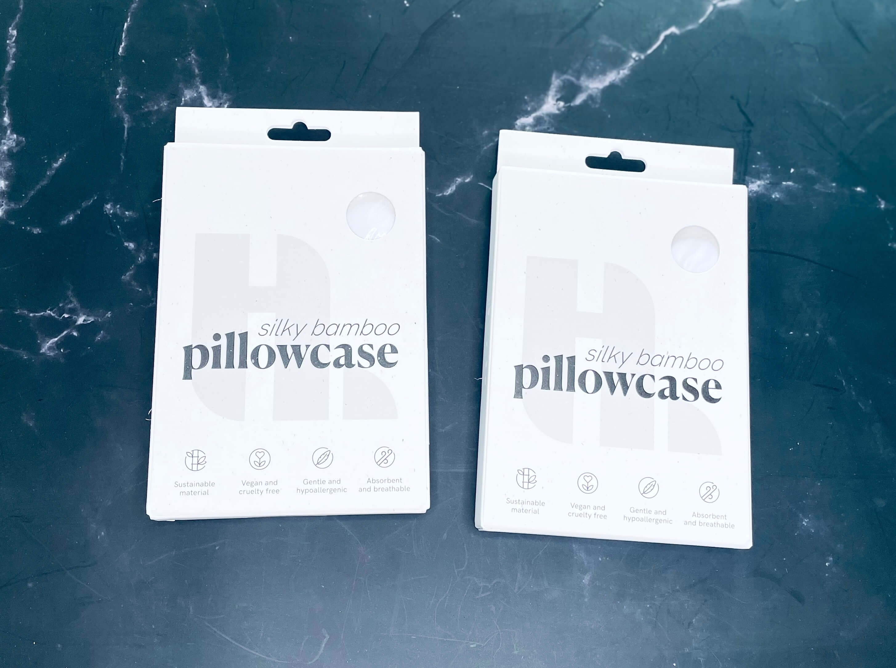 To kasser med Silky Bamboo Pillowcase fra hairlust