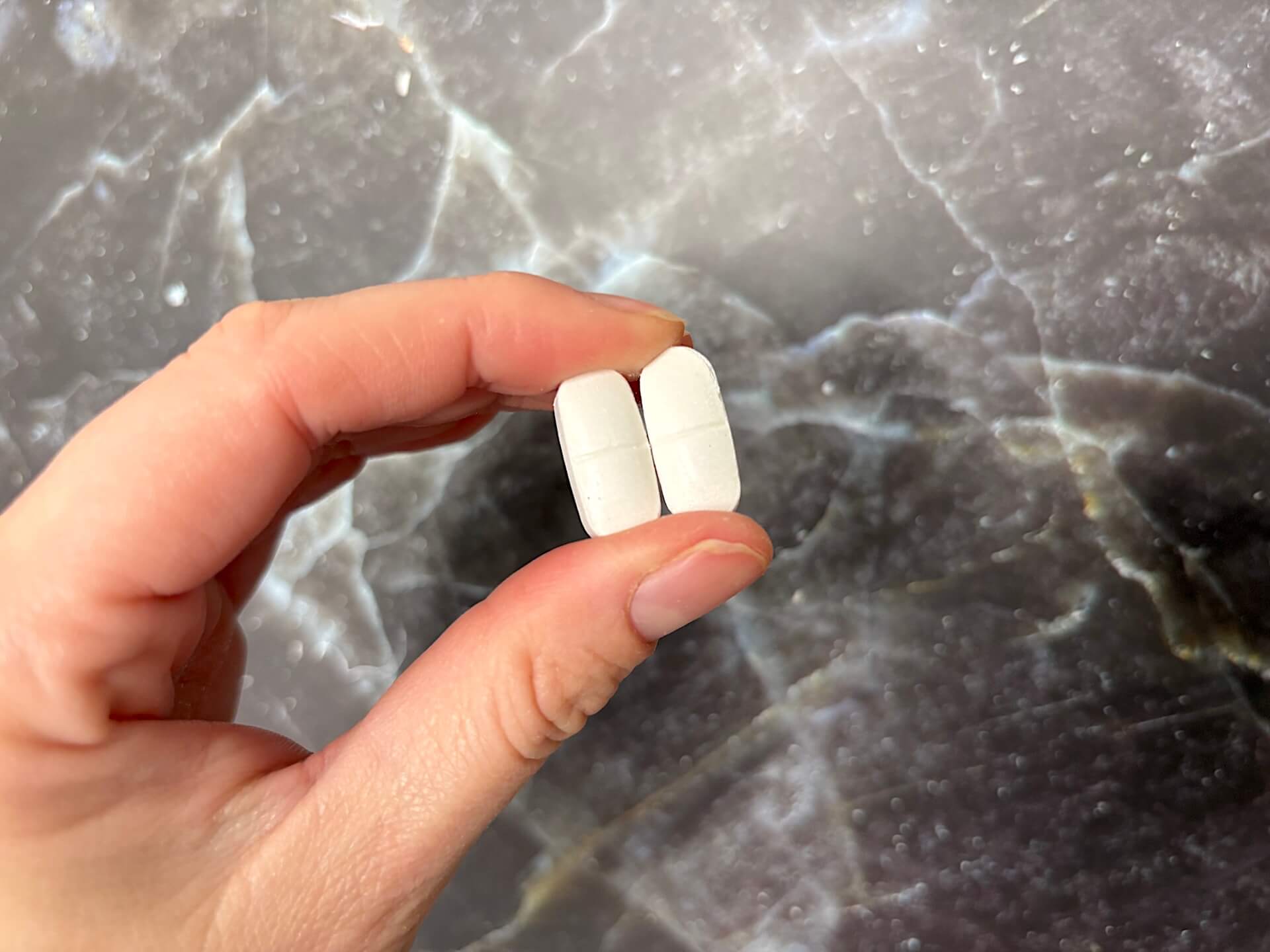 To WeightWorld BCAA mellem fingre