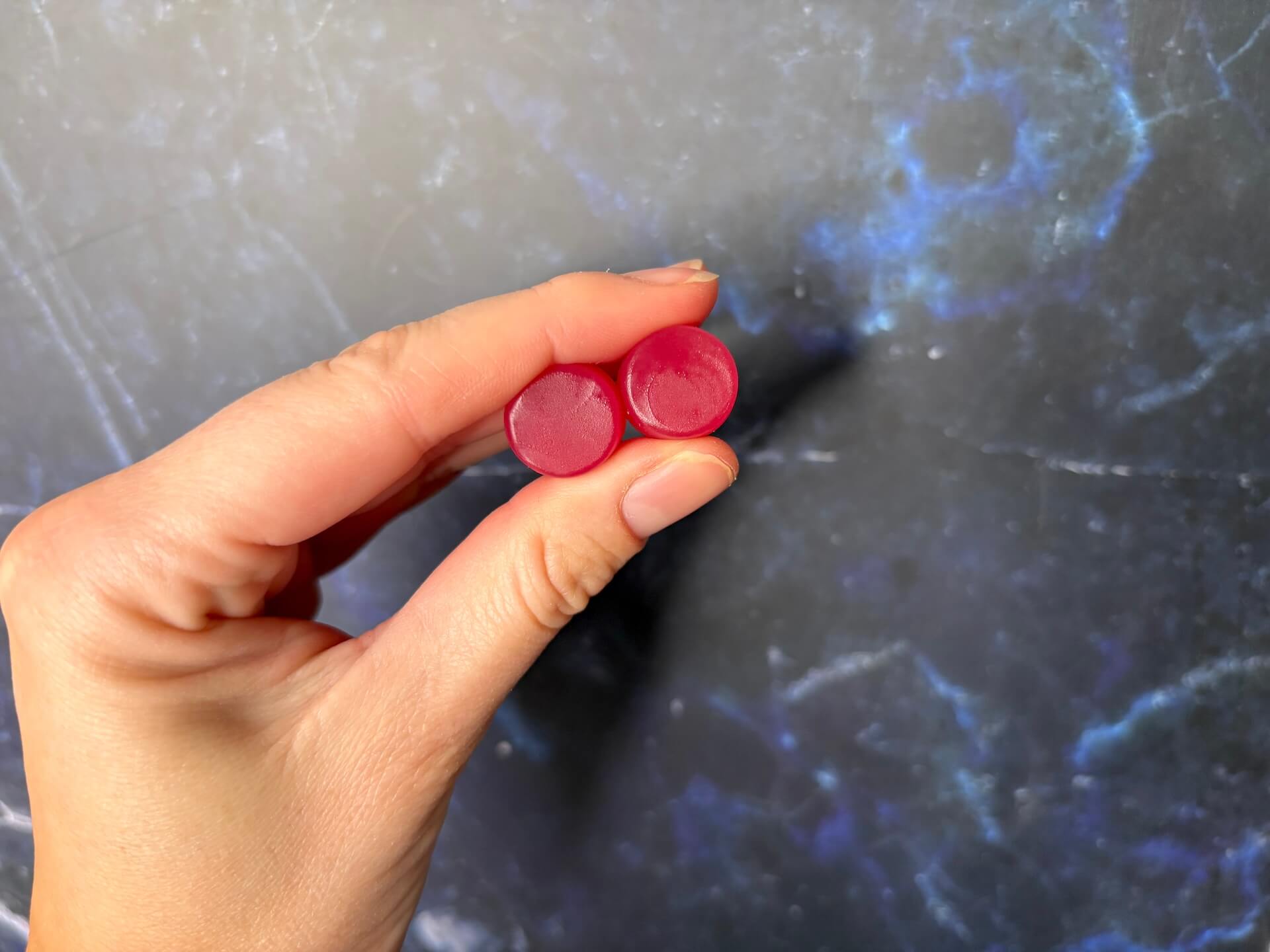To WeightWorld Magnesium Gummies mellem fingre