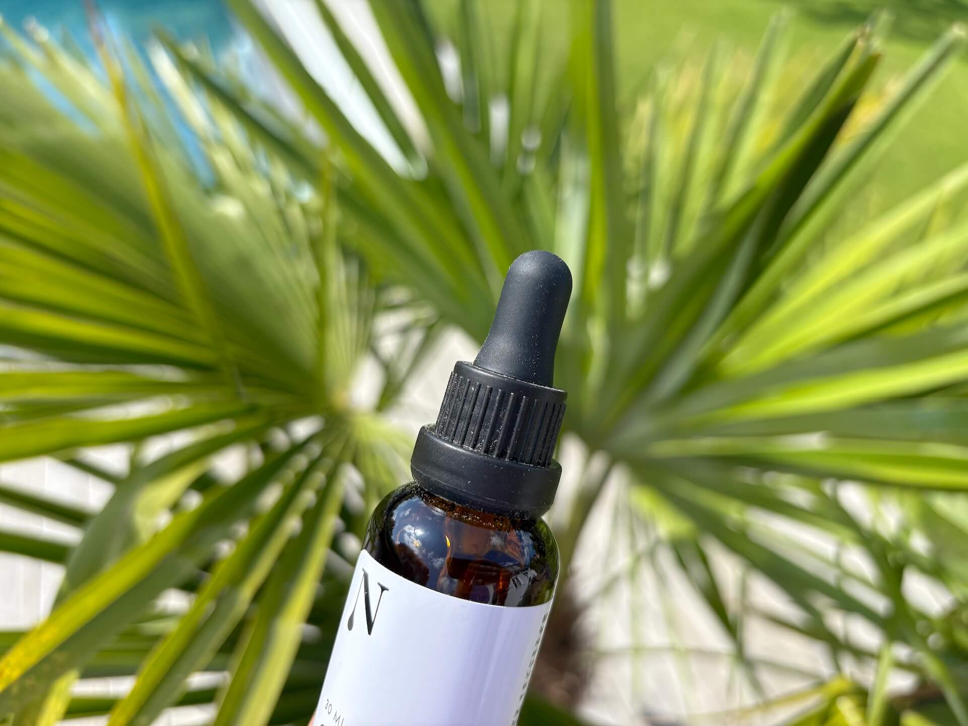 Toppen af Naturligolie Økologisk Pro-Age Serum ved palme