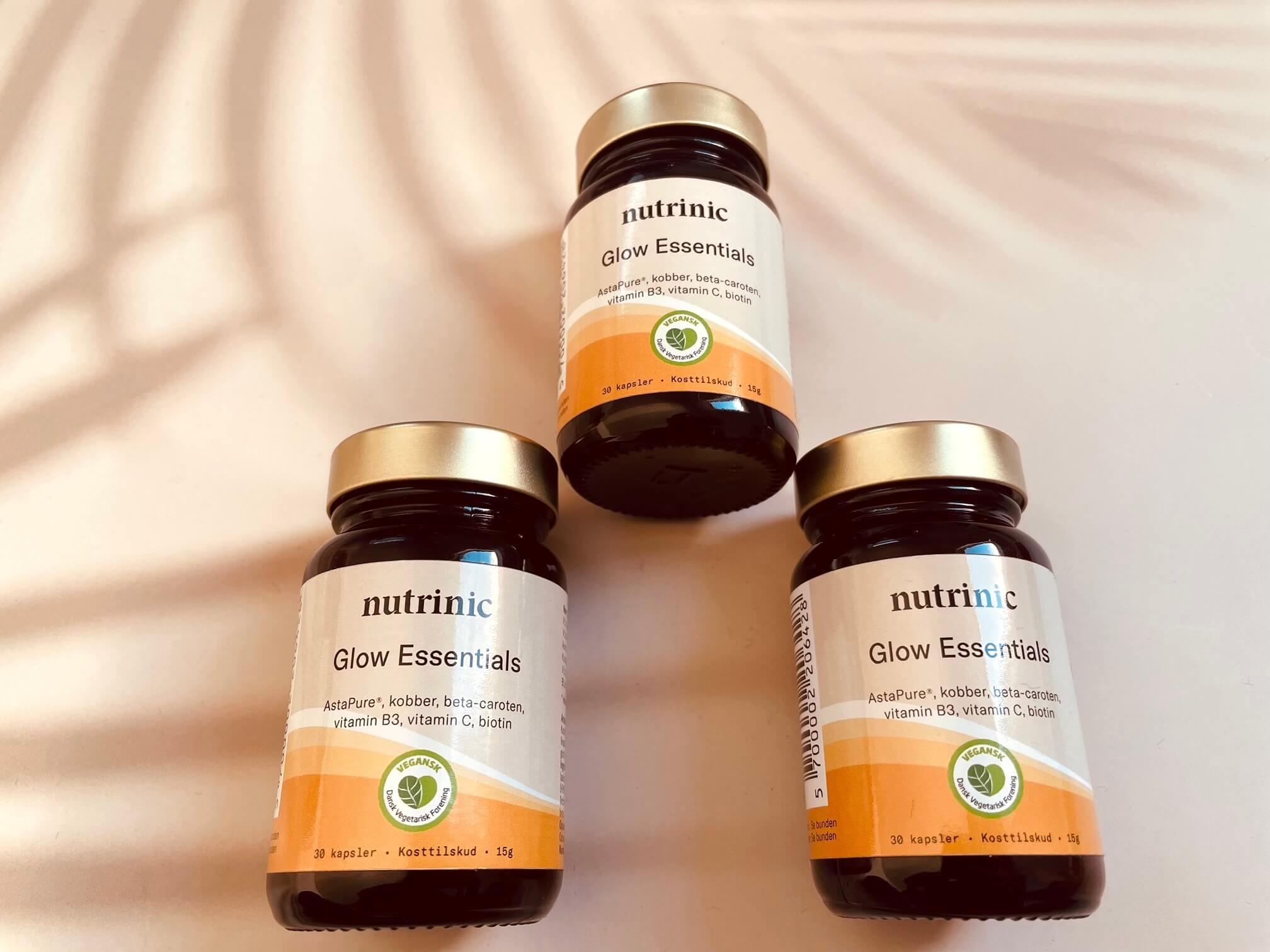 Tre bøtter med Glow Essentials fra Nutrinic på bord