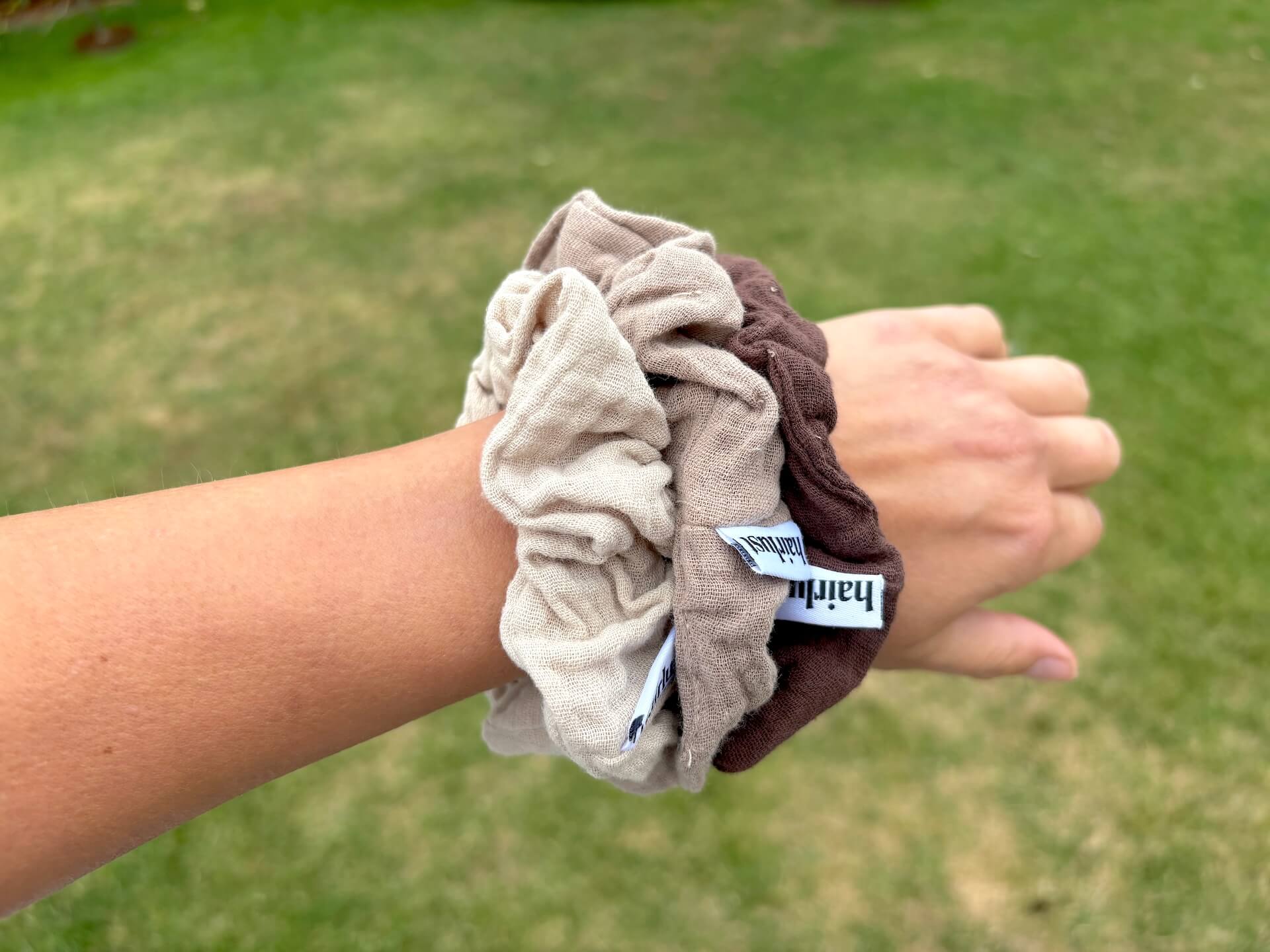 Tre Hairlust Cotton Scrunchies om arm