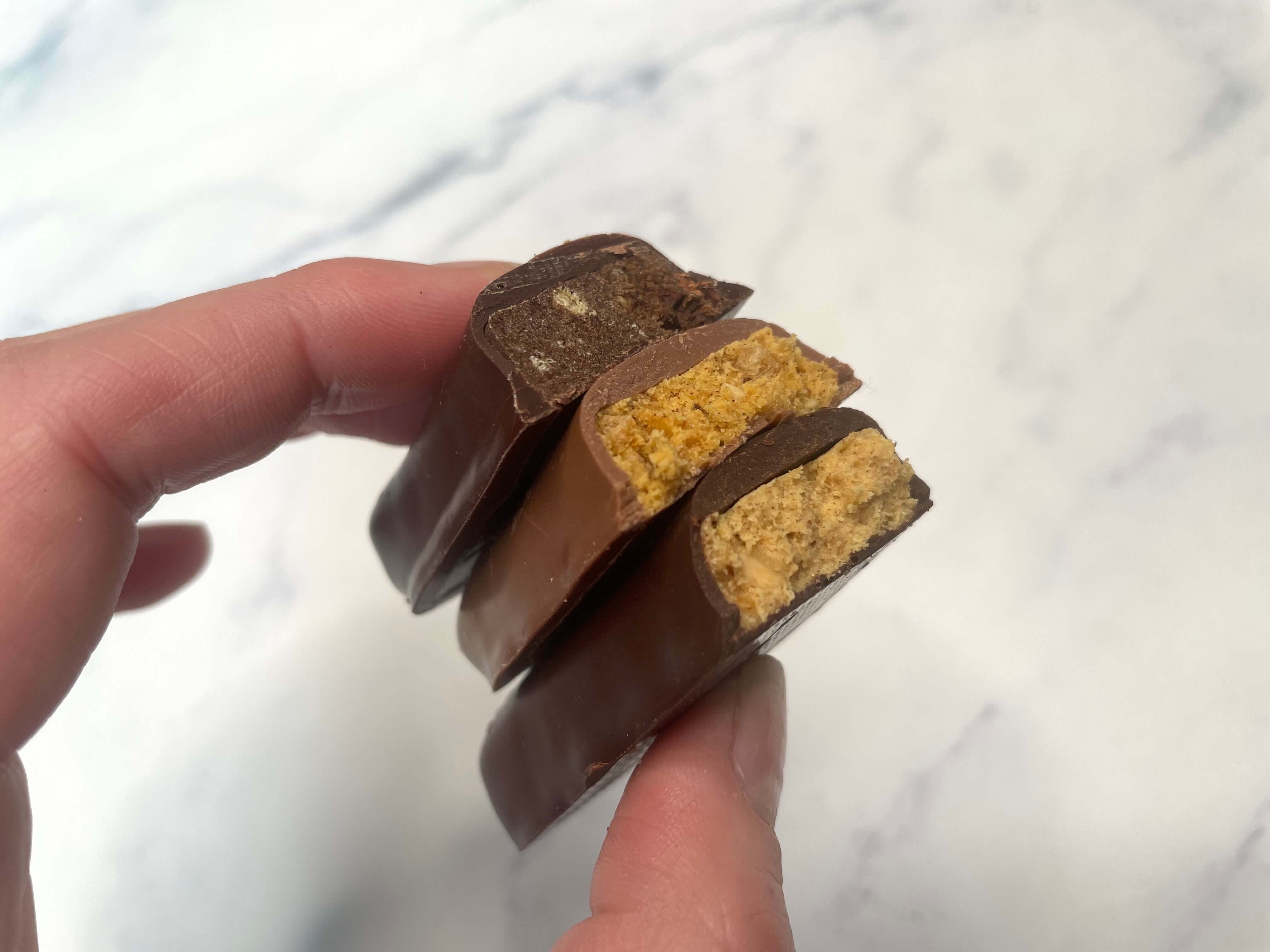 Tre proteinbarer i hånd