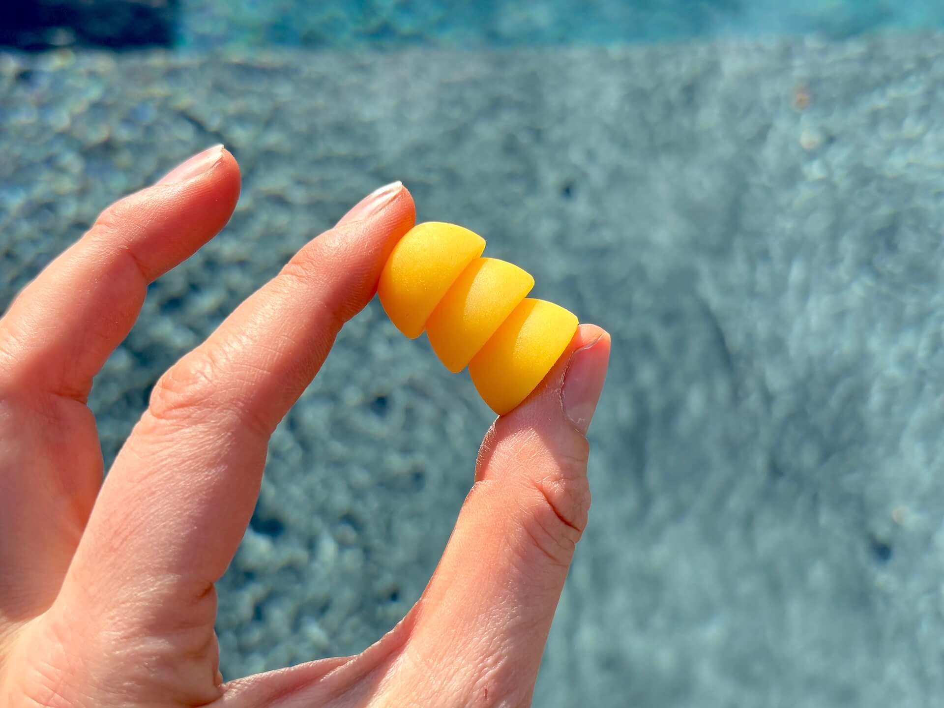 Tre Weightworld Creatine Gummies mellem fingre
