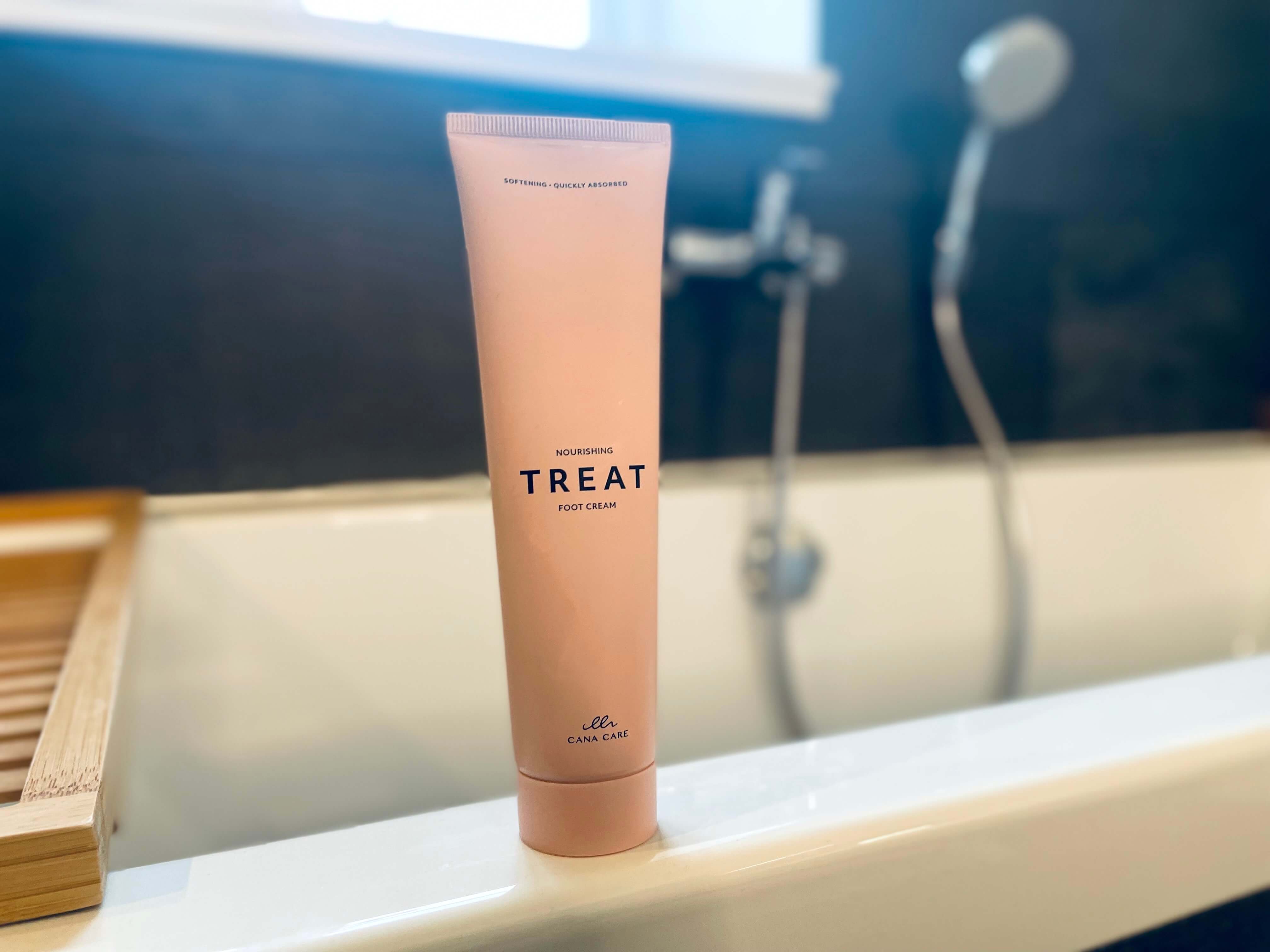 TREAT fodcreme fra Cana Care på badekar