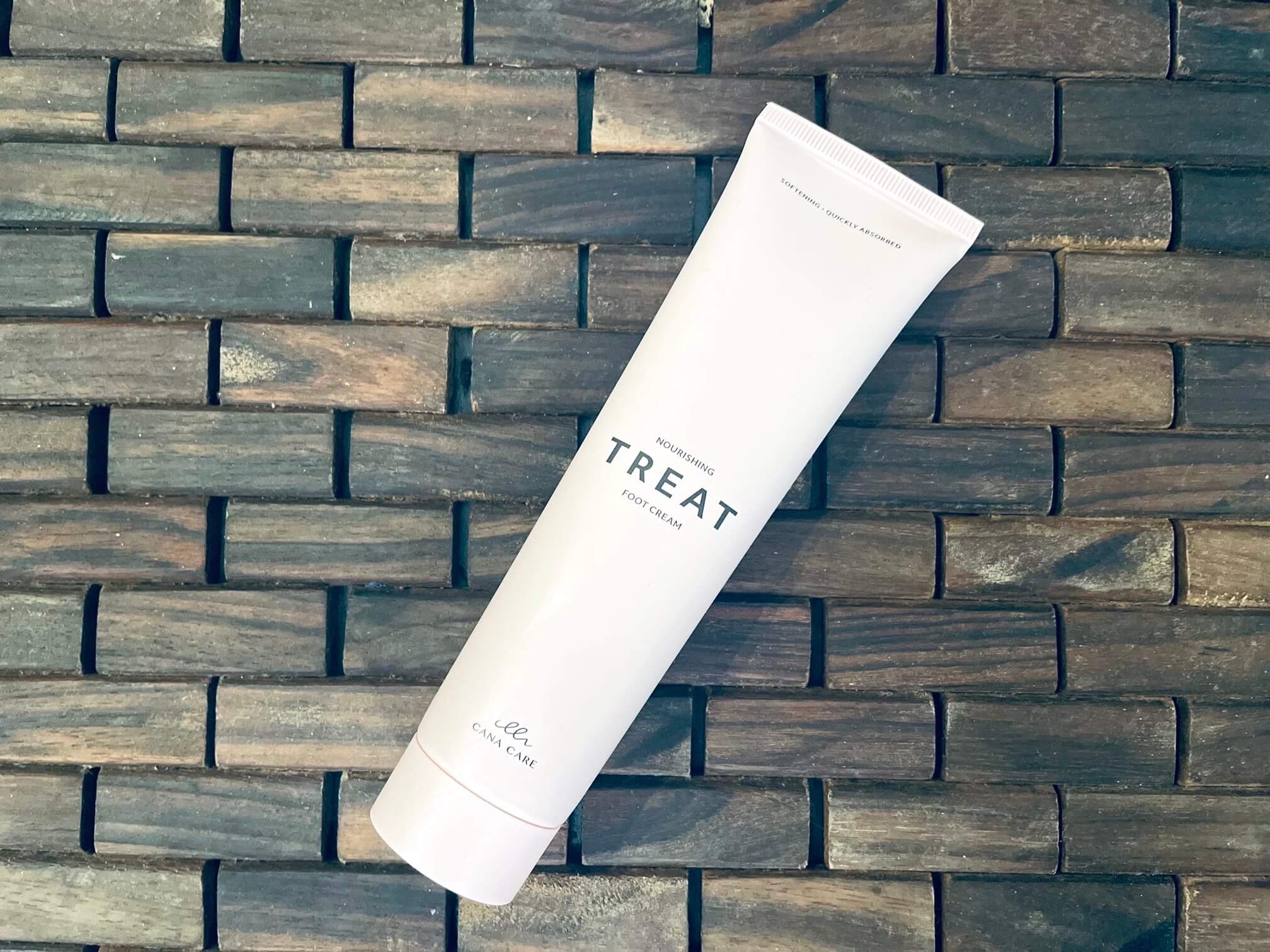 TREAT fodcreme fra Cana Care på gulv