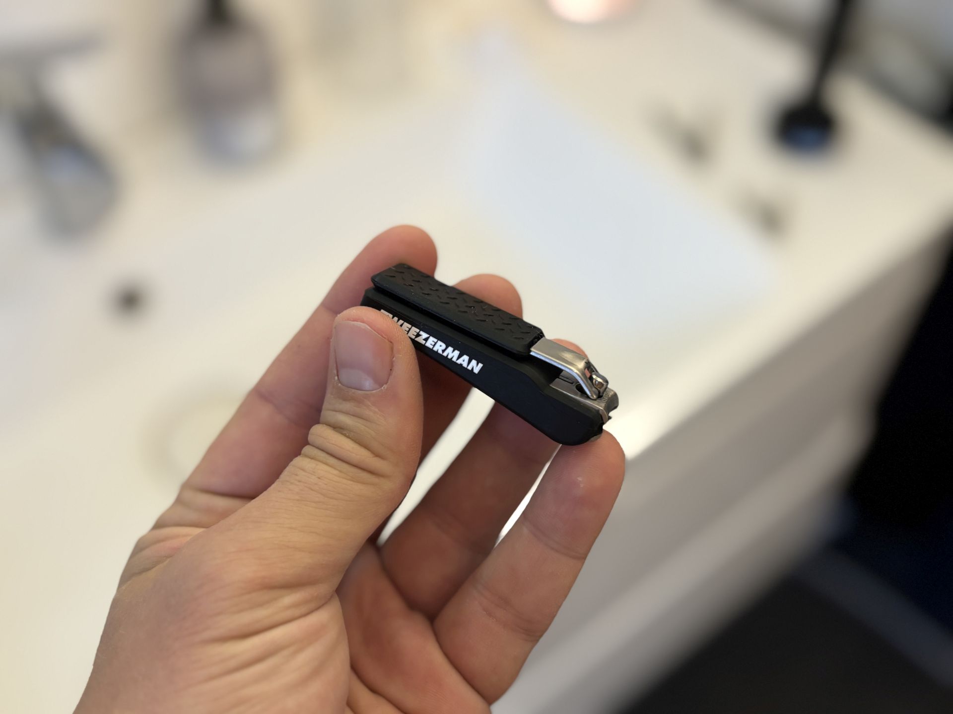 Tweezerman Precison Grip Fingernail Clipper holdes i hånd