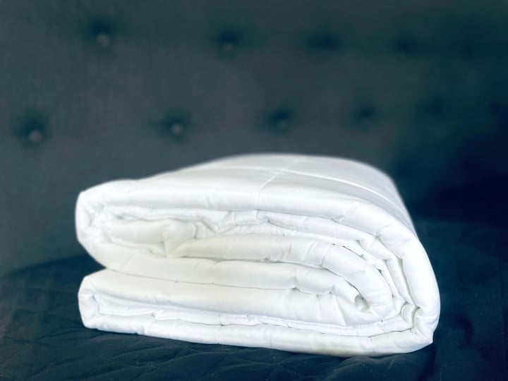Tyngdedyne fra Comforth Scandinavia på seng