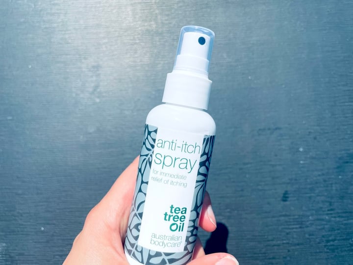 Australian Bodycare Anti-Itchs spray i hånd