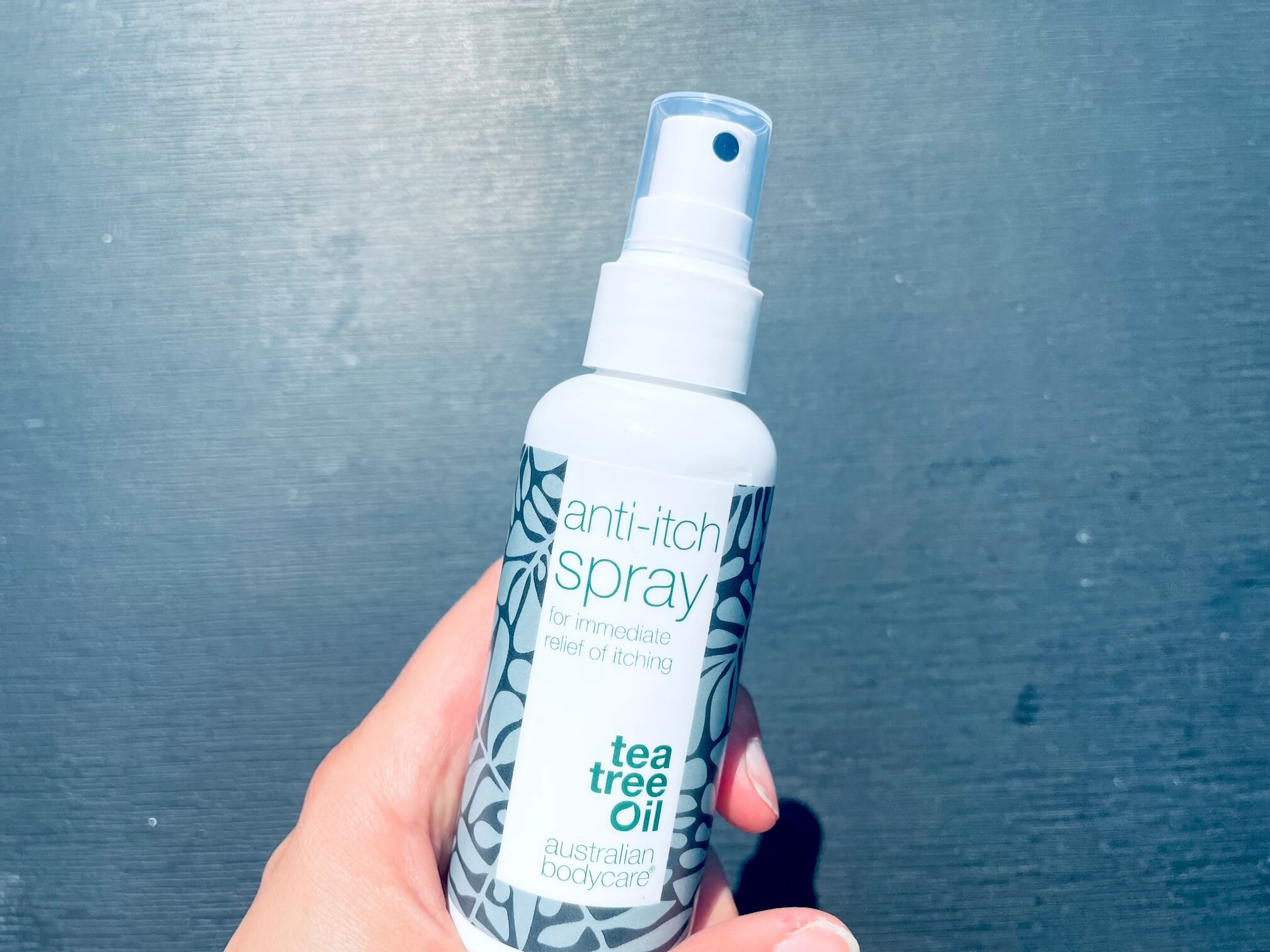 Australian Bodycare Anti-Itchs spray i hånd
