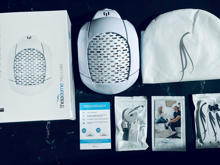 Udpakket Theradome LH80 Pro med tilbehør på bord