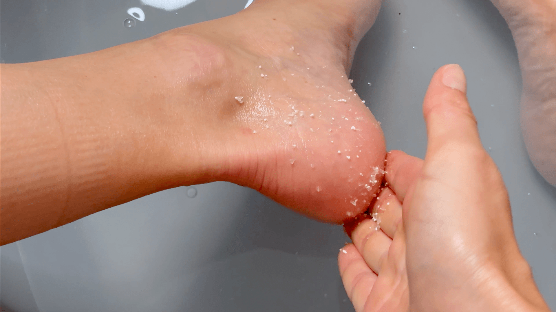 Underside af fod skrubbes med Cana Care RELIEF Bath Salt