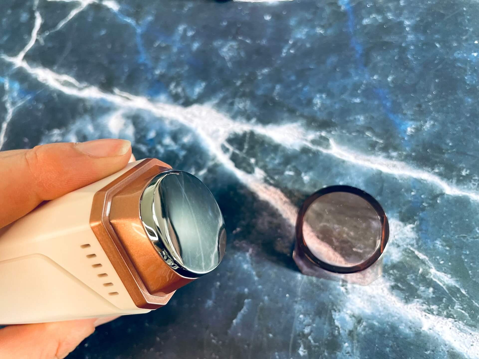 Underside med varme og kuldefunktion på SilkSkin Pro fra DeluxeCare