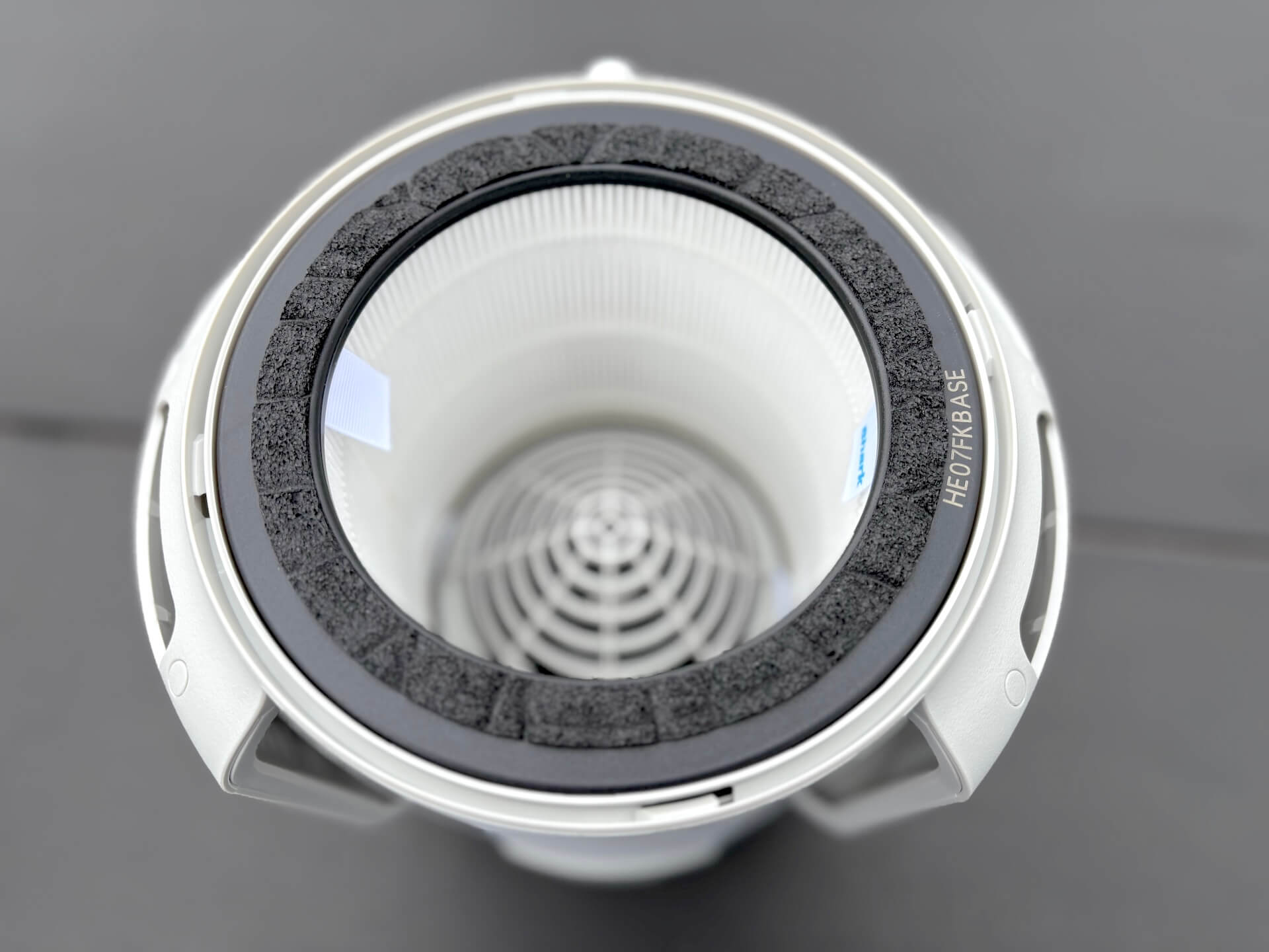 Undersiden af åben Shark NeverChange Air Purifier med HEPA-filter