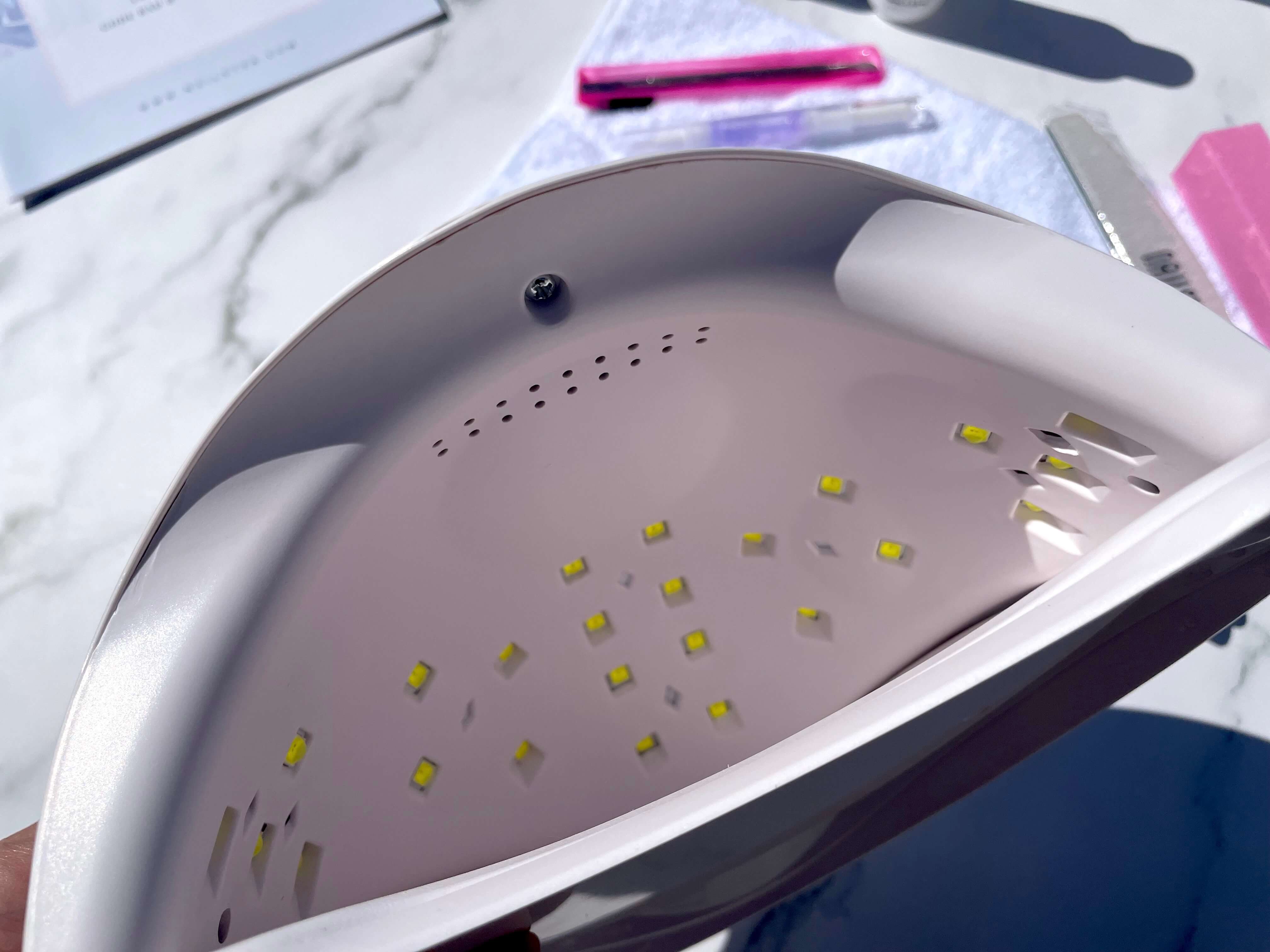 UV- og LED-lampe fra Nailster tæt på
