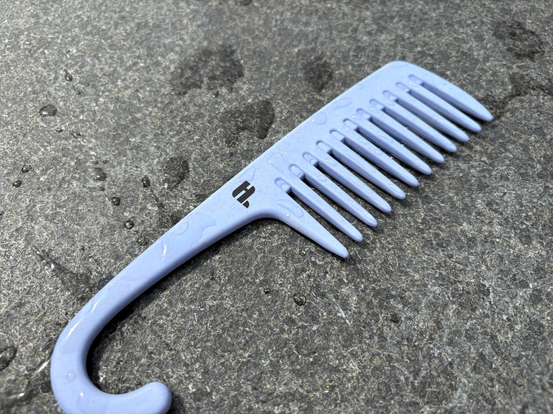 Våd Hairlust In-Shower Detangler på flise