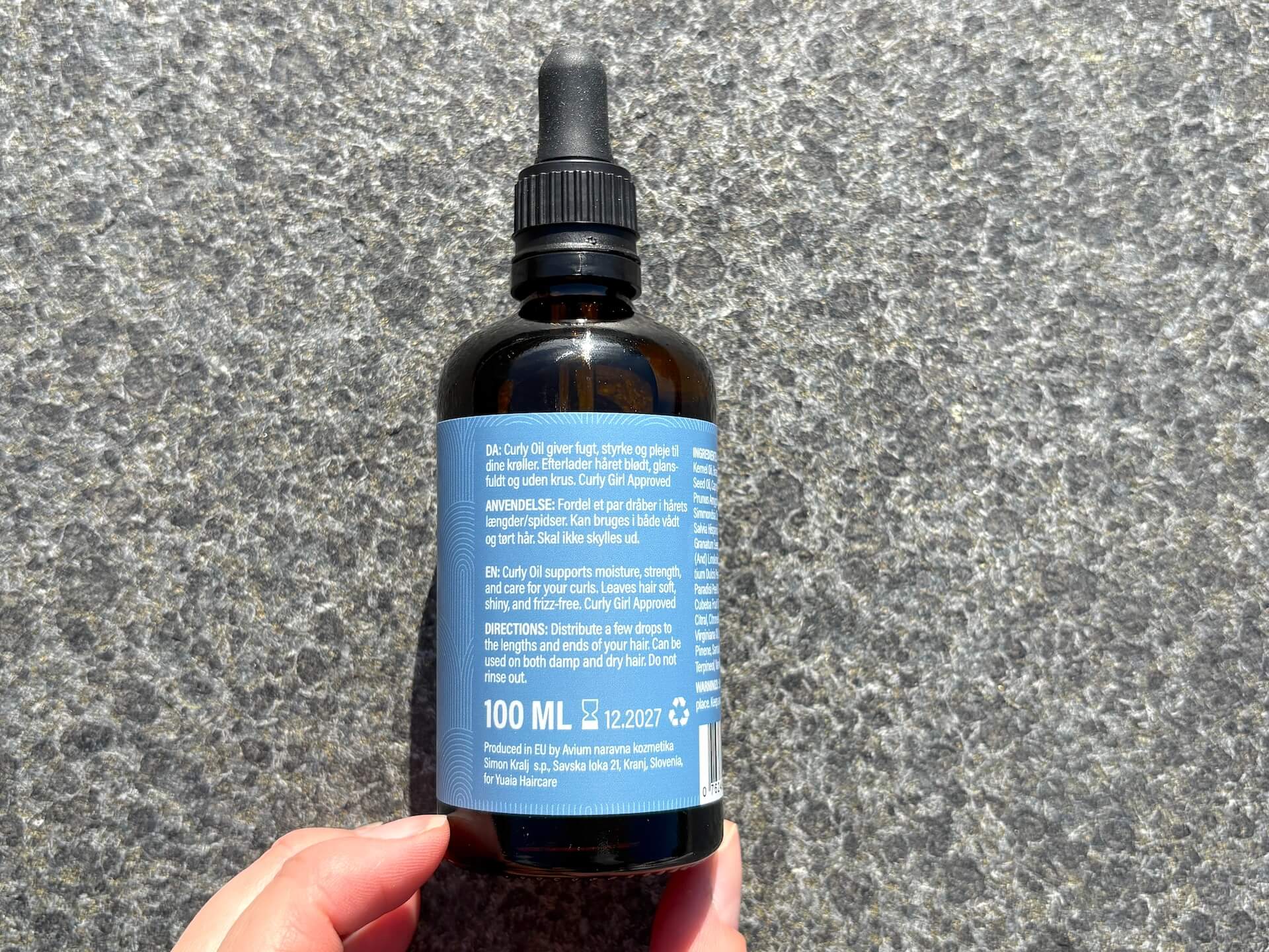 Vejledning på Yuaia Haircare Twirl and Curl Curly Oil flaske
