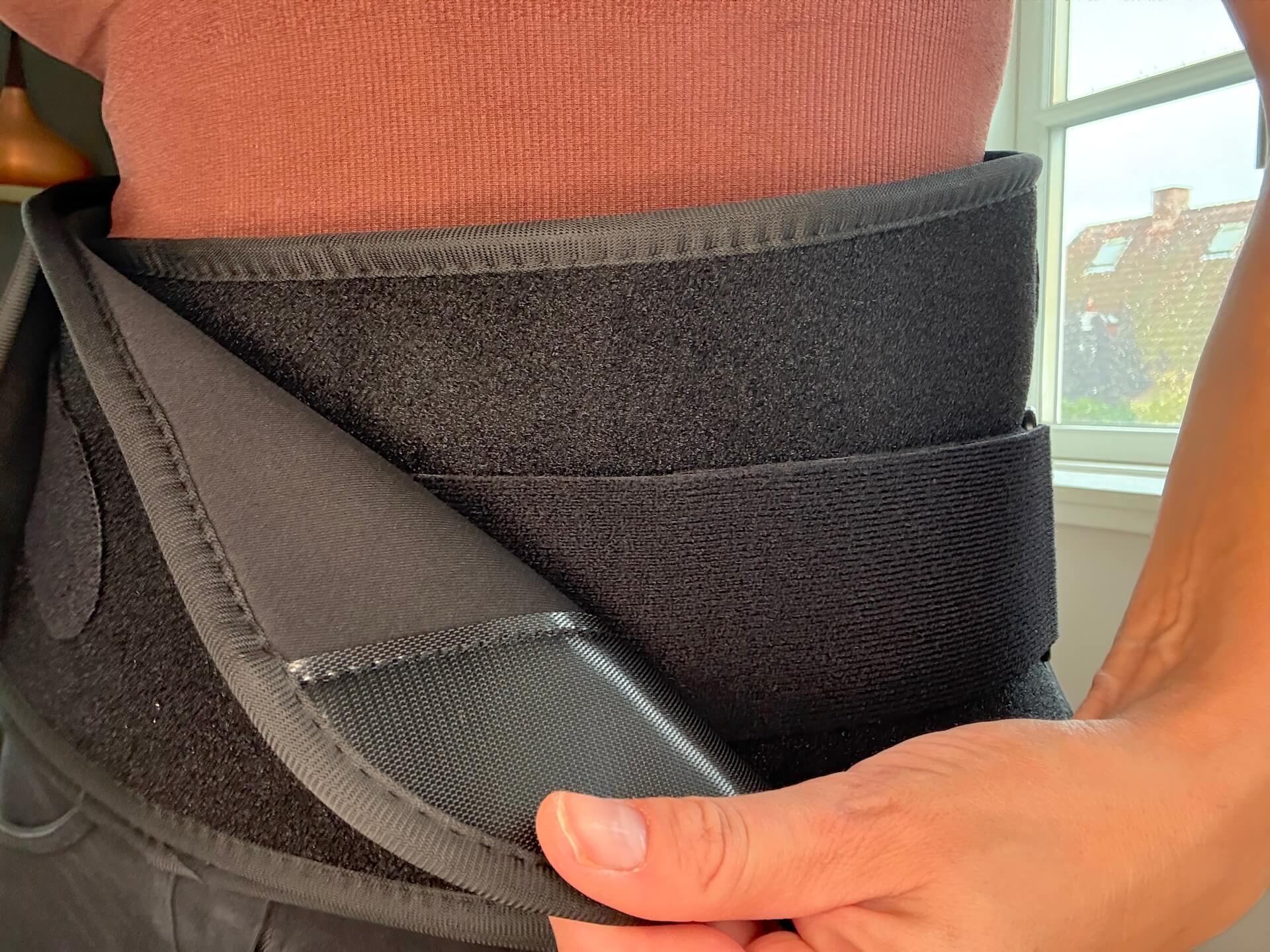Velcro åbnes på Buello Massage & Varmebælte Pro