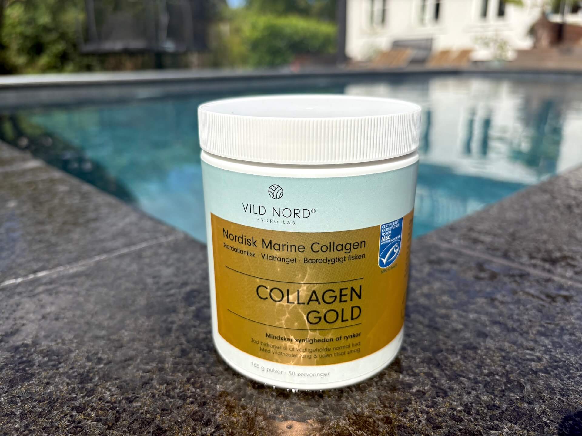 Vild Nord Collagen Gold på poolkant