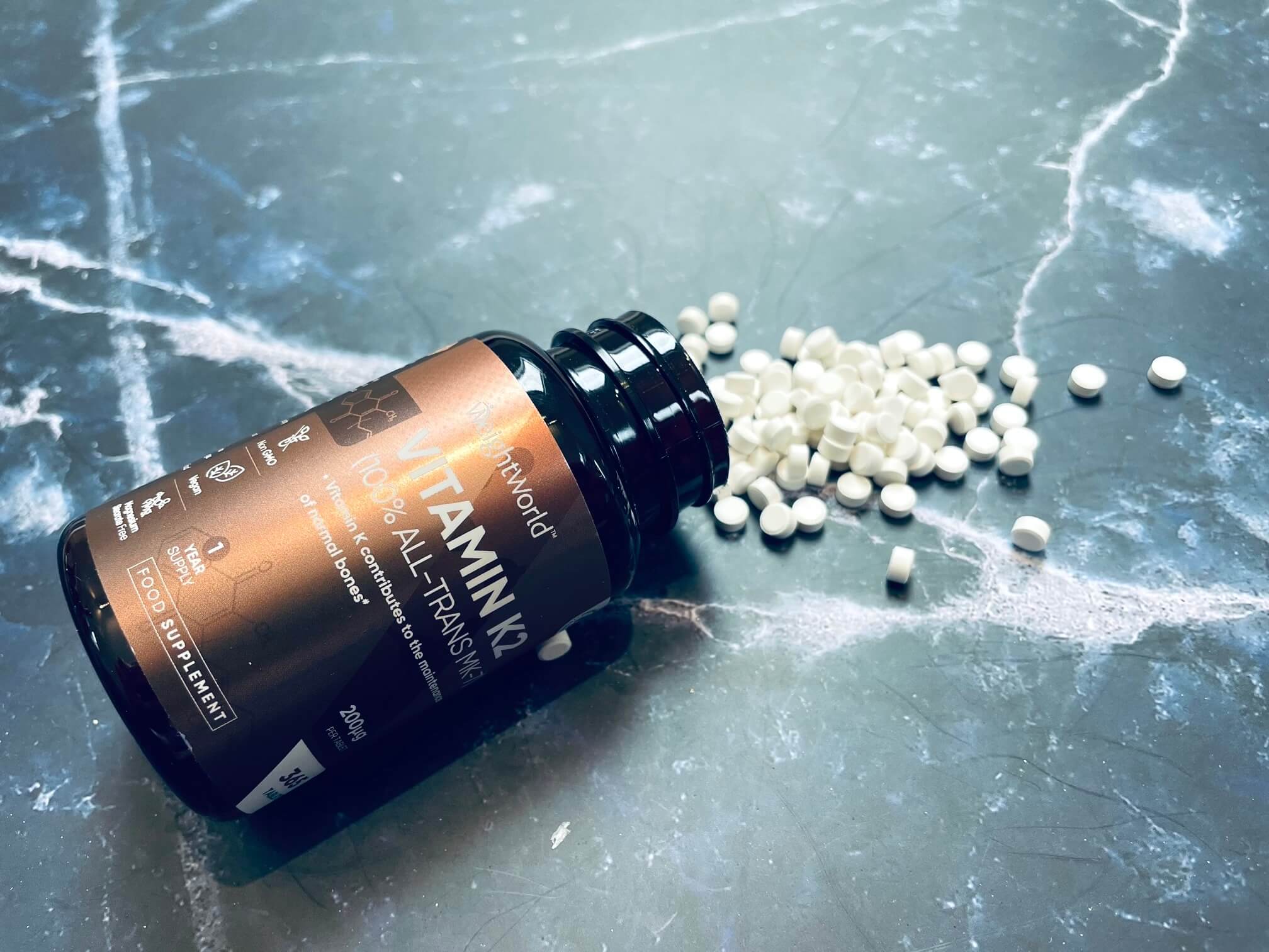 Vitamin K2 tabletter på et bord