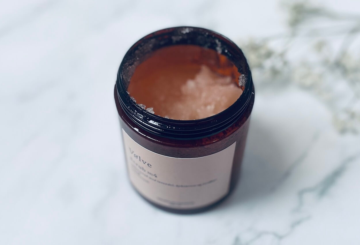 Vølve Scrub No.4 åben på bord