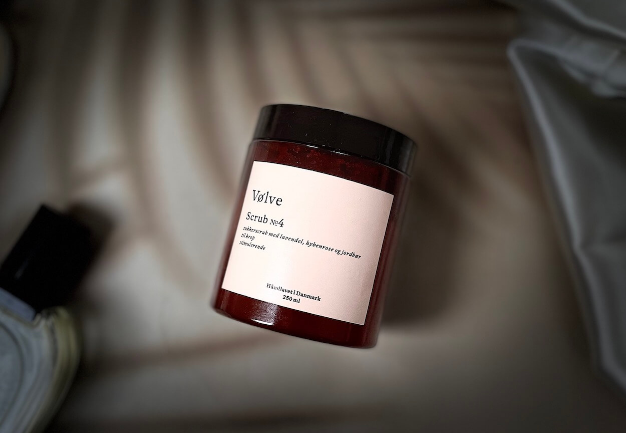Vølve Scrub No.4 der ligger ned på bord