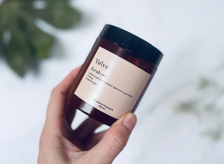 Vølve Scrub No.4 i hånd