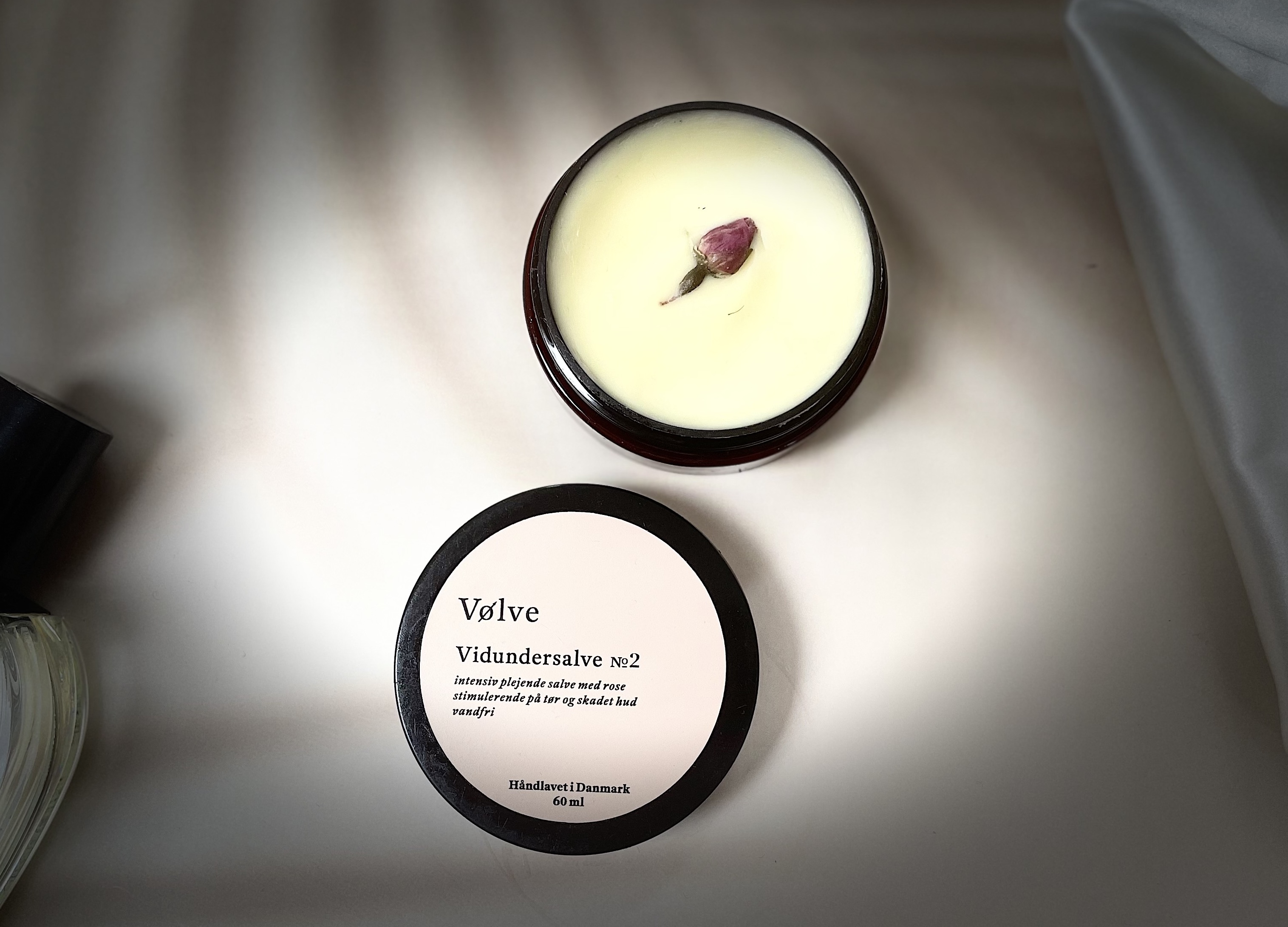 Vøvle No.2 med rosenknopper vidundersalve ligger åben på bord