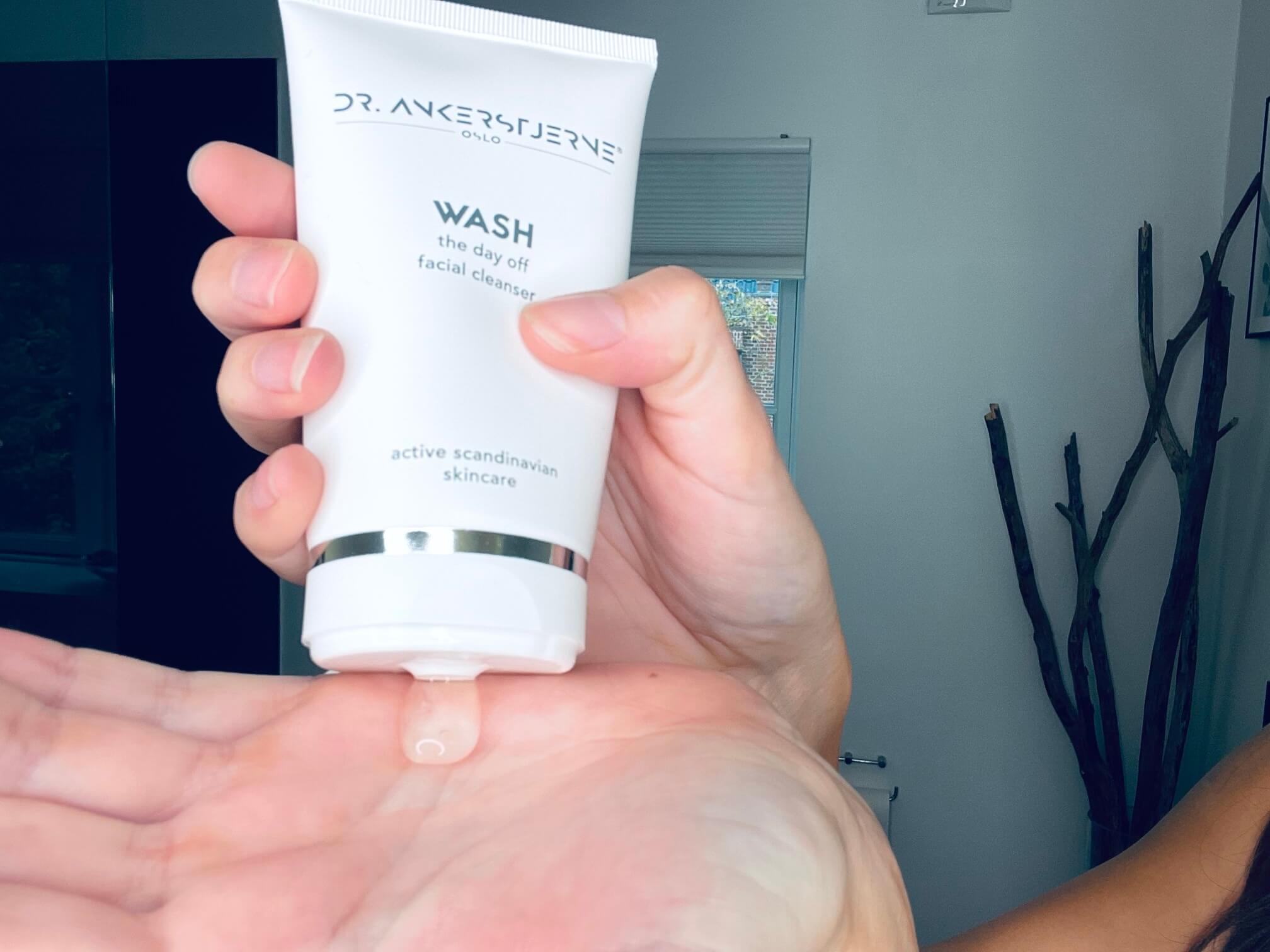WASH the day off facial cleanser ansigtsrens trykkes ud i hånd