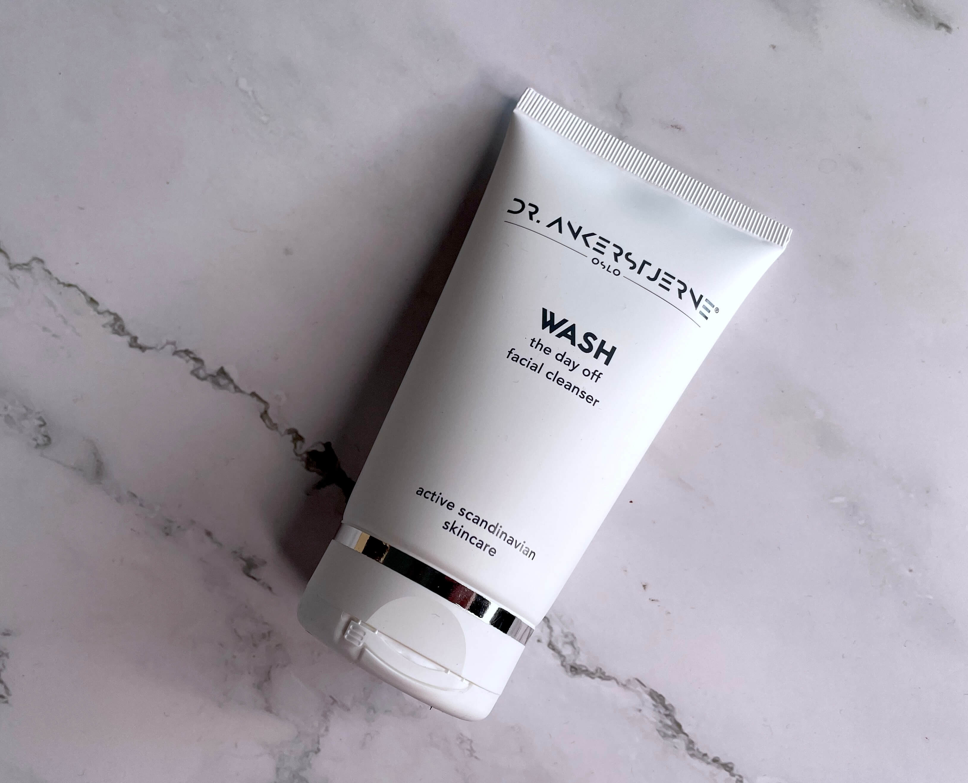WASH the day off facial cleanser på bord