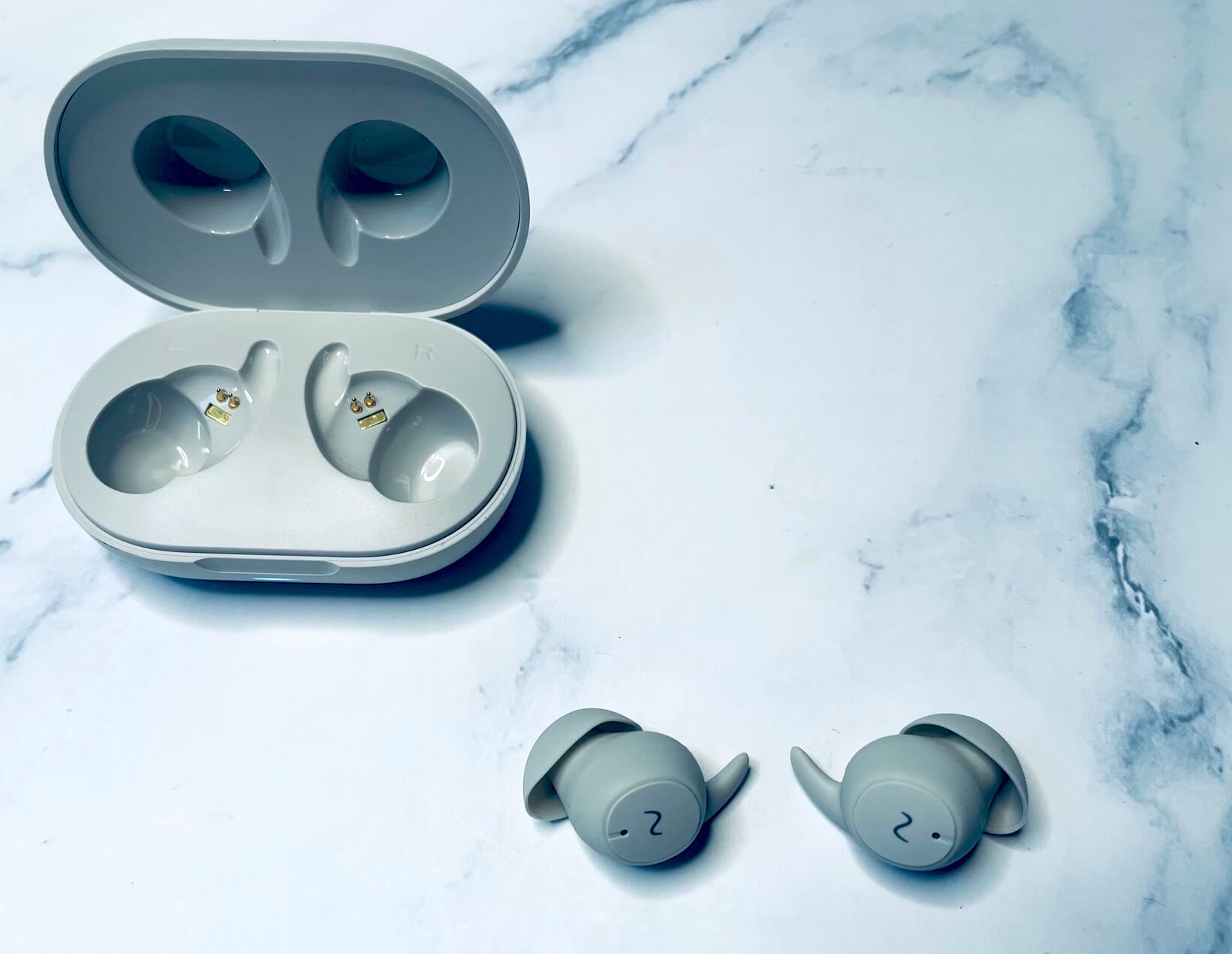 Wavell 3 Light Sleep høretelefoner ved siden af etui