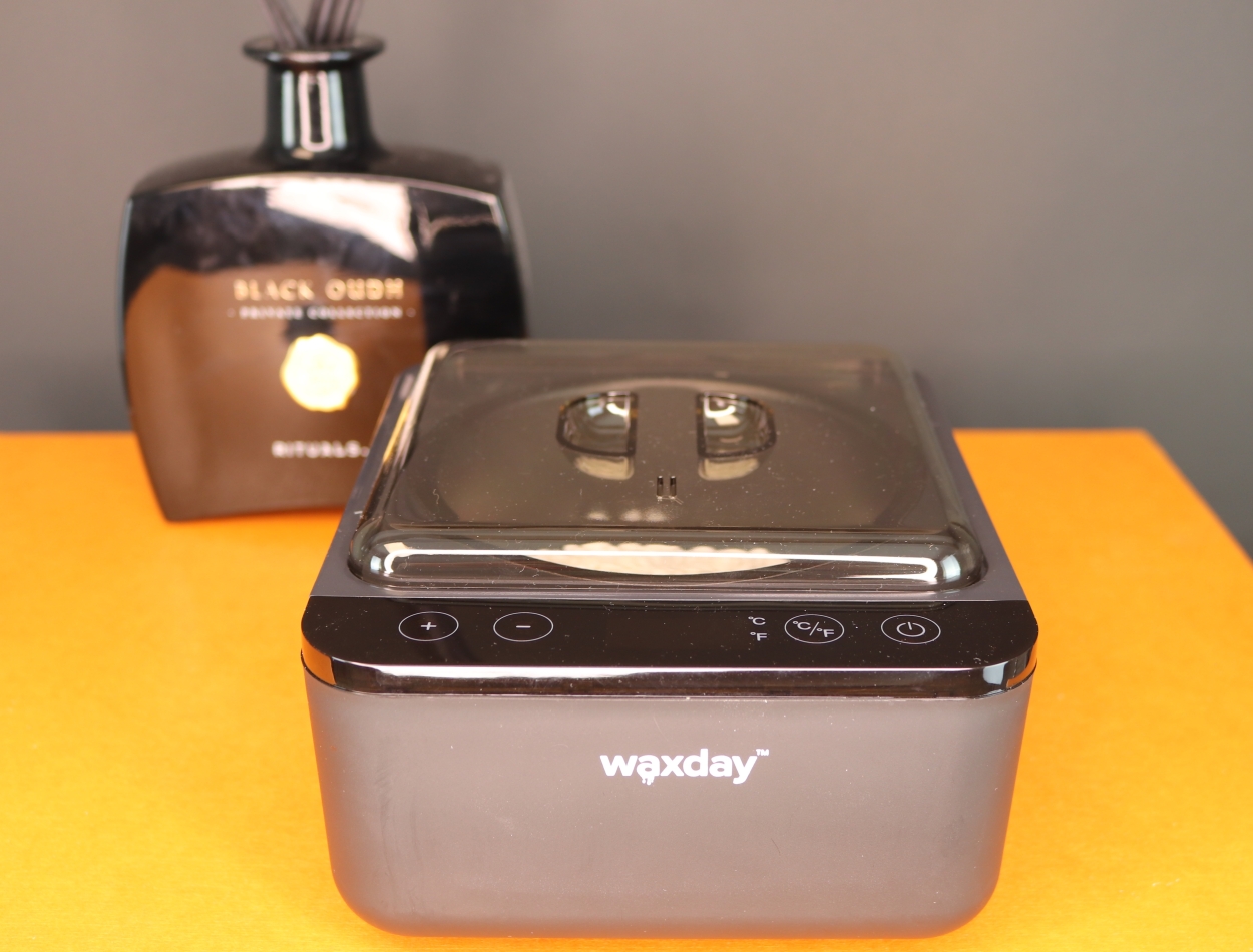 Waxday voksvarmer på orange badeværelse