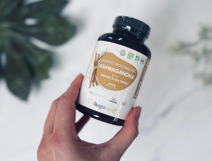 Weightworld ashwagandha kapsler i hånd