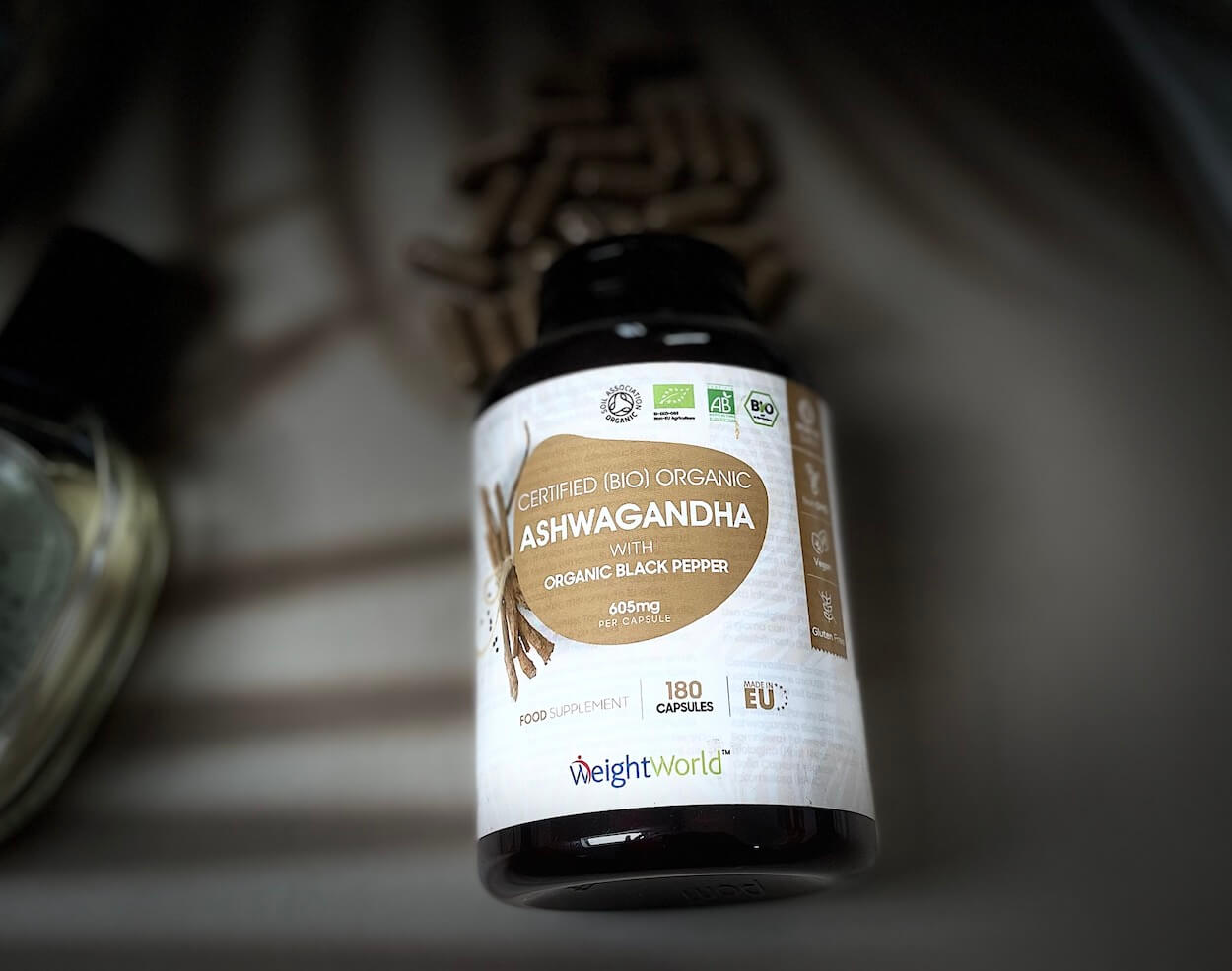 Weightworld ashwagandha kapsler på bord med kapsler der er ude