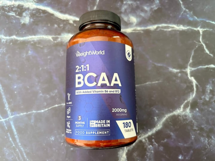 WeightWorld BCAA i bøtte på bord